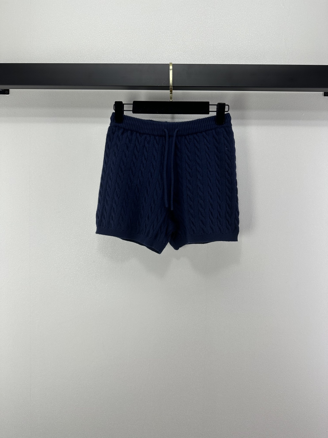 NO:501758,Miumi* New details. New letter logo in autumn and winter. Dark blue twist knitted shorts, thickened design is super warm. Loose style, lazy and relaxed, full of high-end feeling, a must-have fashion item in autumn and winter!  1 color 3 code SML, miumiu, shorts, alexander wang19860909miumi*上新细节 秋冬新款字母徽标深蓝色麻花针织短裤,加厚设计超温暖.宽松版型,慵懒松弛感拉满,高级感满满,秋冬必备时尚单品！ 1色3码SML,,miumiu,shorts,alexander wang,Women's clothing