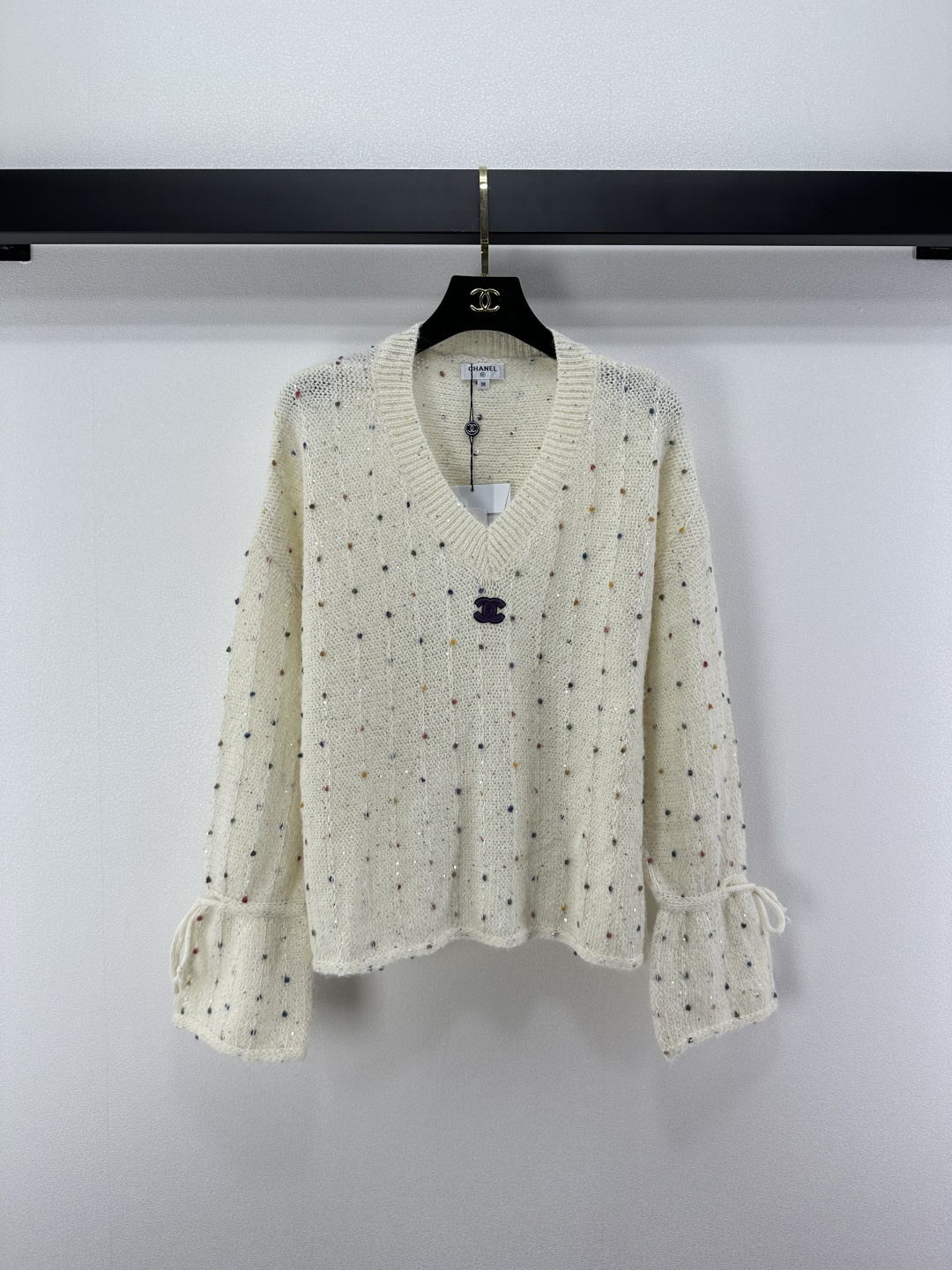 NO:503558,Chane* new details New autumn and winter yarn sequins v-neck long sleeves The upper body is super gentle! Customized dyed yarn Super fashionable yarn design Positioning logo logo can be salty or sweet to wear and feel good when wearing. Fashion and versatile items 2 colors and 3 sizes SML, chanel, alexander wang19860909Chane*上新细节 秋冬新款彩纱亮片v领长袖 上身超温柔! 定制订染纱线 超洋气的彩纱设计 定位徽标logo 可盐可甜穿起来心情都是好的 时尚百搭单品 2色3码SML,,chanel,alexander wang,Women's clothing