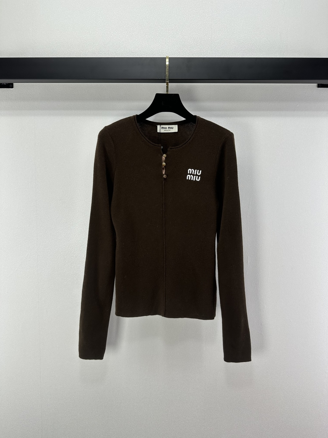 NO:503570,Miumi* new details New winter style half-pallet base shirt knitted long sleeves chest bead design soft and comfortable fabric must be worn in winter, 3 colors and 3 sizes SML, miumiu, alexander wang19860909Miumi*上新细节 冬季新款半开襟打底衫针织长袖 胸口钉珠设计 面料柔软舒适 冬季必备单穿内搭都 3色3码SML,,miumiu,alexander wang,Women's clothing