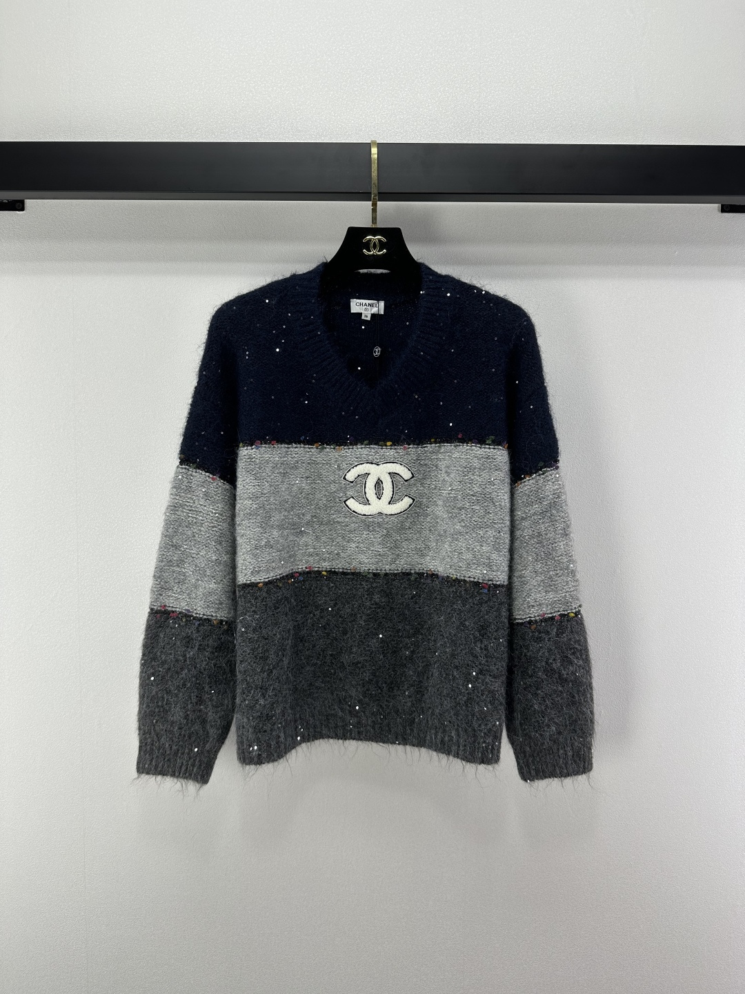 NO:503574,Chane* new details New autumn and winter new product v-neck striped long sleeves Customized YB wool knitted material Soft and skin-friendly, full of texture Comfortable wear Iconic logoq brand jacquard decoration reflects the brand's advanced design sense A must-have fashion outfit for commuting and dating 2 colors 3 codes SML, chanel, alexander wang19860909Chane*上新细节 秋冬新品v领条纹长袖 定制YB羊毛针织材质 柔软亲肤 质感十足 穿着舒适 成衣标志性logoq品牌提花装饰 体现品牌高级设计感 通勤约会必备时尚穿搭 2色3码SML,,chanel,alexander wang,Women's clothing