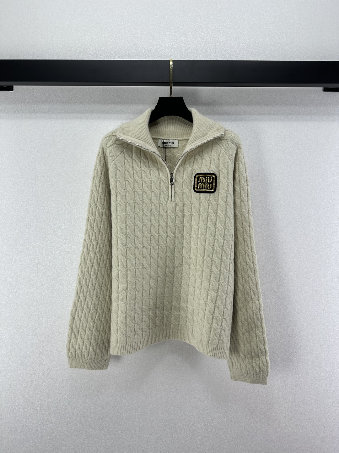 NO:501775,Miumi* new details, new autumn style half-zipper contrasting long sleeves, hardware logo medal decoration, slim on the upper body, super white skin, customized three-dimensional logo craftsmanship, low-key and luxurious! A must-have item for fashionable things unlocks all outfits! Classic items are fashionable and high-end, and the classic style is versatile and not picky! 2 colors 3 codes SML, miumiu, alexander wang19860909Miumi*上新细节 秋季新款半拉链撞色长袖 五金logo勋章修饰搭配 上身显瘦超級显肤白 定制立体徽标工艺 低调奢华！ 时髦精必备单品解锁所有穿搭！经典单品时髦又高级 经典版型百搭不挑人！ 2色3码SML,,miumiu,alexander wang,Women's clothing