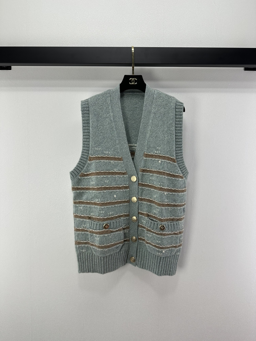 NO:501797,Chane* new details, early autumn new knitted V-neck ruffled cardigan vest, mid-color striped splicing design, two-pocket decoration, yb open mold double C letter logo metal button embellishment, high-end fashionable big brand with temperament 2 colors 3 codes SML, chanel, alexander wang19860909Chane*上新细节 早秋新款针织V领荷叶边开衫背心 间色条纹拼接设计 两口袋装饰 yb开模双c字母logo金属纽扣点缀 高级时髦大牌有气质 2色3码SML,,chanel,alexander wang,Women's clothing