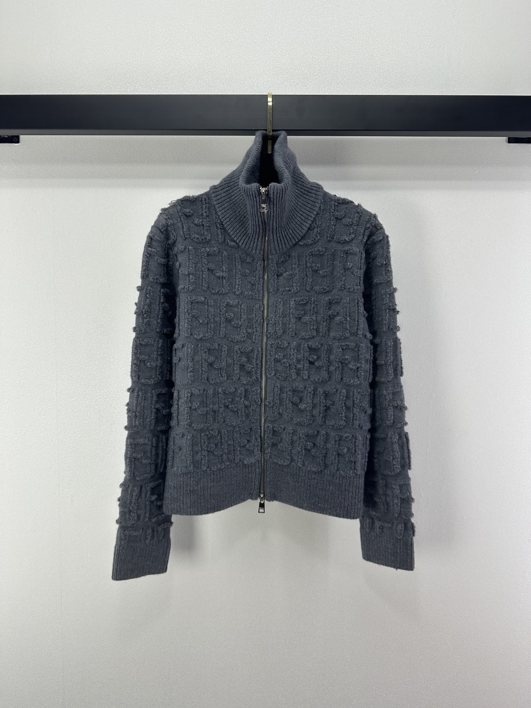 NO:504318,Fend* new details on the new early autumn stand-up collar full-print zipper cardigan classic letter logo totem jacquard decoration high-end fashionable big brand upper body and slim 3 color 3 code SML, fendi, alexander wang19860909fend*上新细节 早秋新款立领满印拉链开衫 经典字母logo图腾提花装饰 高级时髦大牌 上身又显瘦 3色3码SML,,fendi,alexander wang,Women's clothing