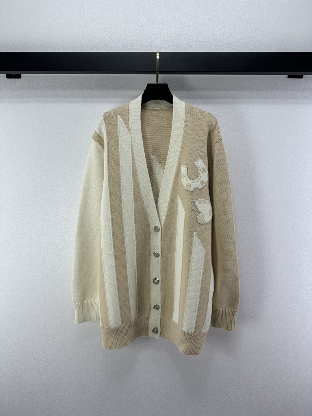 NO:504297,:1 Herme* New details The latest knitted v-neck cardigan in autumn and winter!  Customized YB wool knit material, dense fine knit, clear wool texture, comfortable and skin-friendly, V-neck shoulder-falling cut, single-row button embellishment, cuff hem thread edged, elastic and comfortable to wear, three-dimensional badge decoration on the chest, rich design layering, Oversized style, loose and fashionable upper body!  1 color 3 code SML, hermes, versace, alexander wang19860909:1 Herme* 上新细节 秋冬最新针织v领开衫！定制YB羊毛针织材质 密度细针织造 清晰毛感肌理 舒适亲肤 V领落肩剪裁 单排纽扣点缀 袖口衣摆螺纹收边 有弹性穿搭舒适 胸口立体徽章装饰 丰富设计层次感 Oversized版型 上身松弛时髦！ 1色3码SML,,hermes,versace,alexander wang,Women's clothing