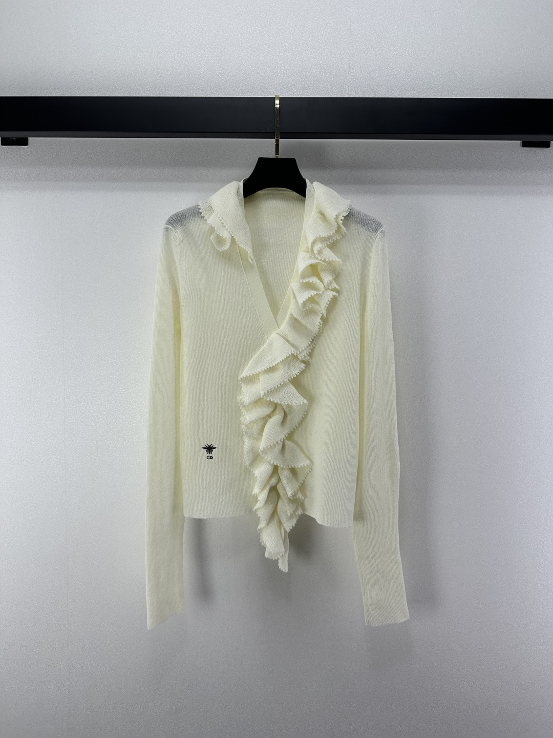 NO:504305,Dio* New details, the new streamer, ruffled collar cardigan, long-sleeved positioning pleated lace craftsmanship, can be detached and multi-purpose, and the style looks slim and tall!  The retro palace style can be sweet or salty, and the upper body is so beautiful that I have no friends!  It has its own elegant and gorgeous feeling!  A rich and beautiful woman must come in!  1 color 3 code SML, dior, alexander wang19860909Dio*上新细节 早秋新品飘带荷叶边立领开衫长袖定位褶皱花边工艺可拆卸多用途,版型显瘦又高挑！复古宫廷风可甜可盐气质上身美到没朋友！自带优雅华丽感！白富美必入！ 1色3码SML,,dior,alexander wang,Women's clothing