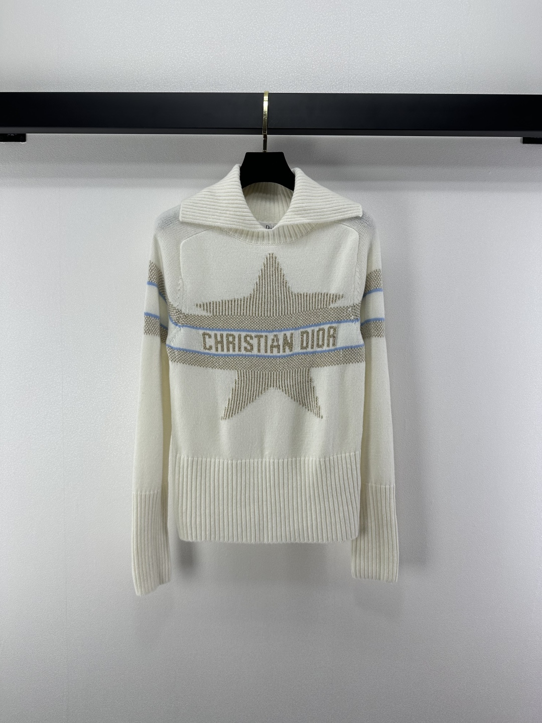 NO:504301,Dio* new details, autumn and winter new gold wire five-pointed star lapel long sleeve lucky five-pointed star new color combination classic elements plus gold wire logo age-reducing and fashionable exquisite embroidery five-pointed star pattern three-dimensional silhouette to make it look slimming. Don’t miss it 1 color 3 code SML, dior, alexander wang19860909Dio*上新细节 秋冬新款金丝五角星翻领长袖幸运五角星新配色爆款经典元素加上金丝线logo减龄又时髦精致刺绣五角星图案立体廓形显瘦的不要错过它 1色3码SML,,dior,alexander wang,Women's clothing