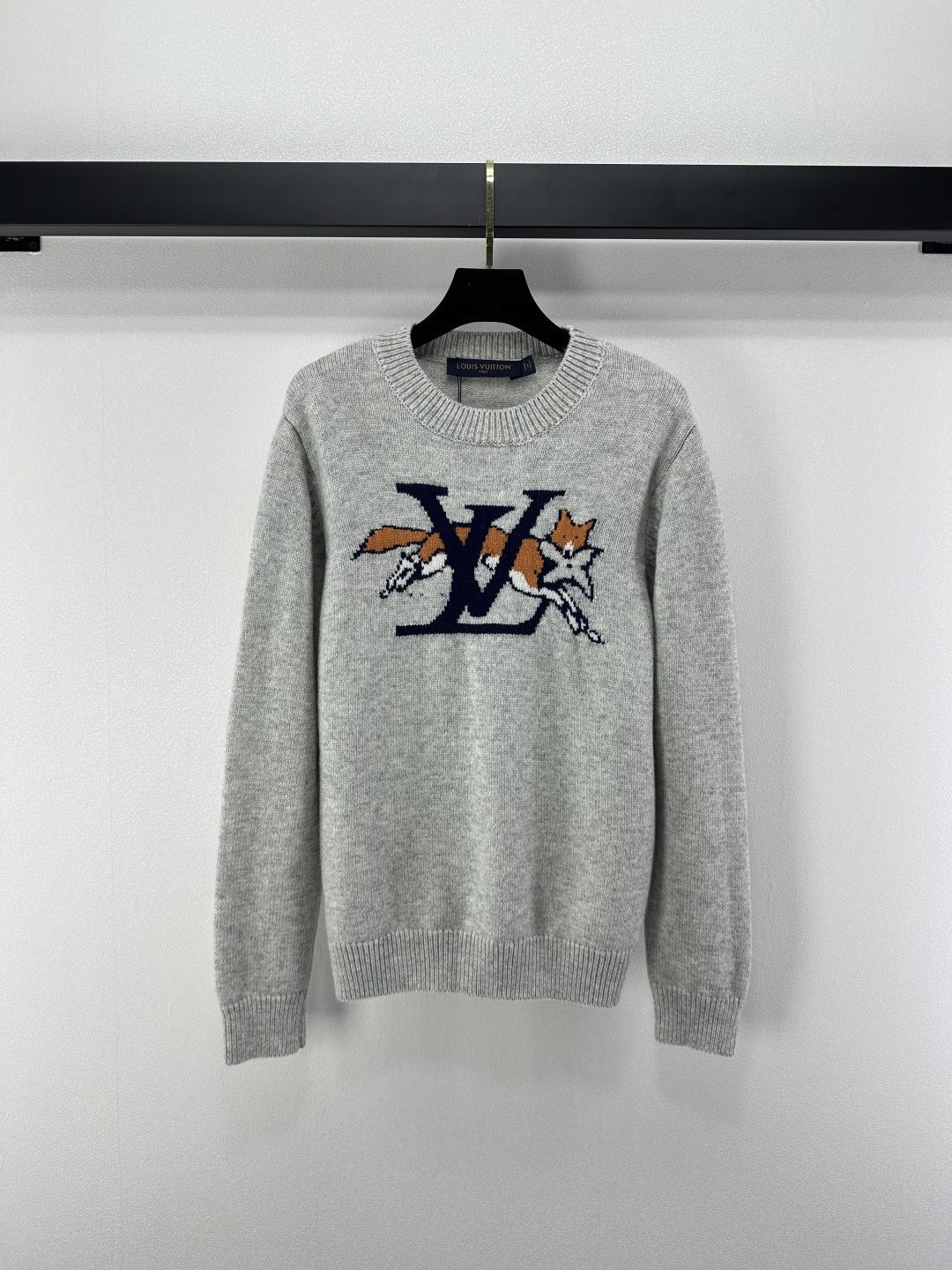 NO:504308,New details on LV. The new autumn logo animal long-sleeved LOGO jacquard design is very distinctive and low-key and luxurious. It is a must-have for wardrobe whether it is base or single wear!  1 color 3 code SML, louis vuitton, alexander wang19860909LV上新细节 秋季新款logo动物长袖LOGO提花设计很有特点的同时也很低调奢华 无论是打底或单穿都超舒适百搭的衣橱必备款！ 1色3码SML,,louis vuitton,alexander wang,Women's clothing