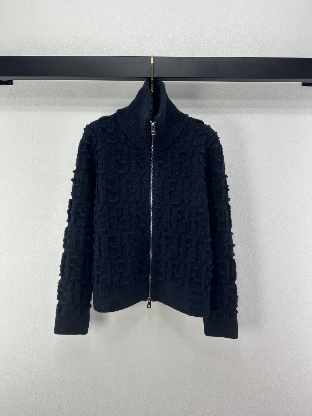 NO:504323,Fend* new details on the new early autumn stand-up collar full-print zipper cardigan classic letter logo totem jacquard decoration high-end fashionable big brand upper body and slim 3 color 3 code SML, fendi, alexander wang19860909fend*上新细节 早秋新款立领满印拉链开衫 经典字母logo图腾提花装饰 高级时髦大牌 上身又显瘦 3色3码SML,,fendi,alexander wang,Women's clothing