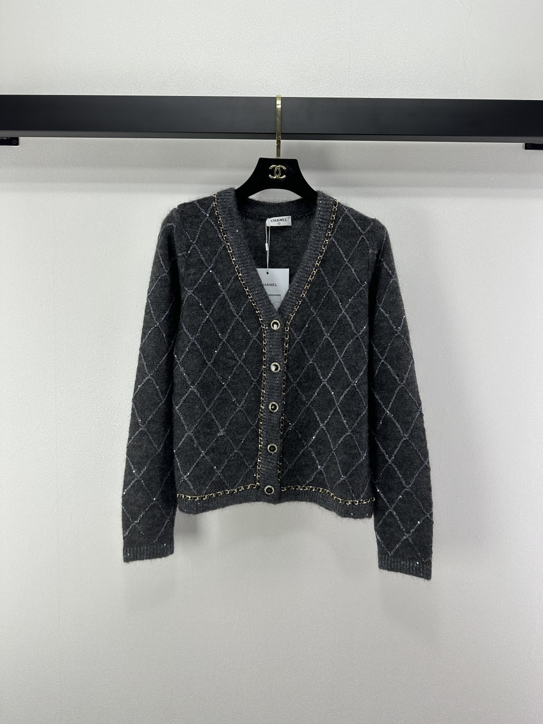 NO:504289,Chane *New details New sequin diamond knitted v-neck cardigan in autumn and winter, double C buttons, chain edge decoration, diamond texture, exquisite and versatile, must-have for age reduction, 3 colors and 3 codes, SML, chanel, alexander wang19860909Chane *上新细节 秋冬新款亮片菱格纹针织v领开衫 双C扣子 链条边装饰 菱格纹理 精致百搭 减龄必备 3色3码SML,,chanel,alexander wang,Women's clothing