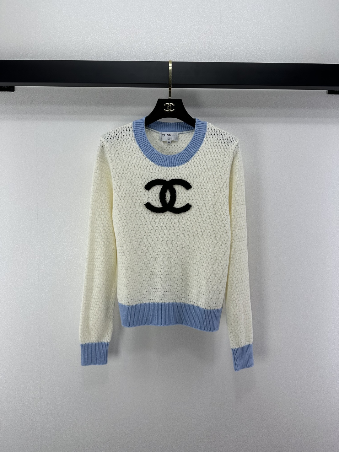 NO:504334,Chane* new details, new autumn and winter styles, large double C knitted long sleeves, contrasting color big logo, soft and delicate skin-friendly, the classic logo letters look huge and slim on the upper body!  Age-reducing product!  1 color 3 code SML, chanel, alexander wang19860909Chane*上新细节 秋冬新款大双C针织长袖 撞色大logo 面料质感柔软细腻亲肤 logo字母经典版型上身巨显瘦！减龄单品！ 1色3码SML,,chanel,alexander wang,Women's clothing