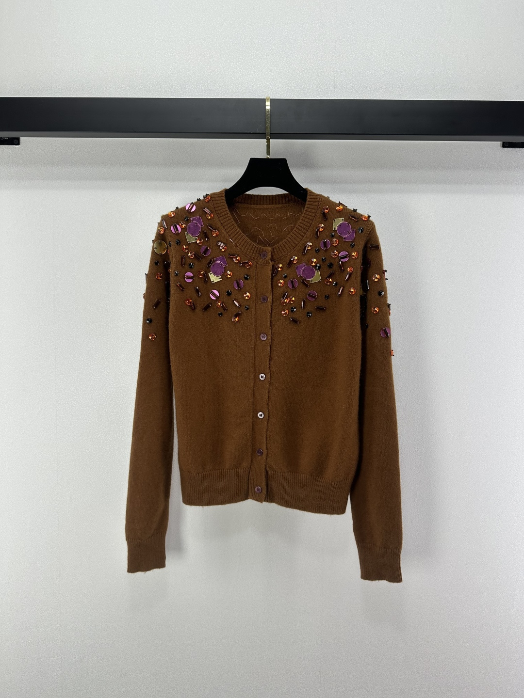 NO:502818,Fend *New details, the new heavy industry beaded cardigan long sleeves in early autumn, the positioning and hand-ordered drilling process is super exquisite and expensive, the caramel color style is huge and slim, temperament and girlish style, age-reducing versatile and not picky, 1 color, 3 size SML, fendi, alexander wang19860909Fend *上新细节 早秋新款重工钉珠开衫长袖 定位手工订钻工艺超精致又贵气 焦糖色系版型上身巨显瘦 气质少女风 减龄百搭不挑人 1色3码SML,,fendi,alexander wang,Women's clothing