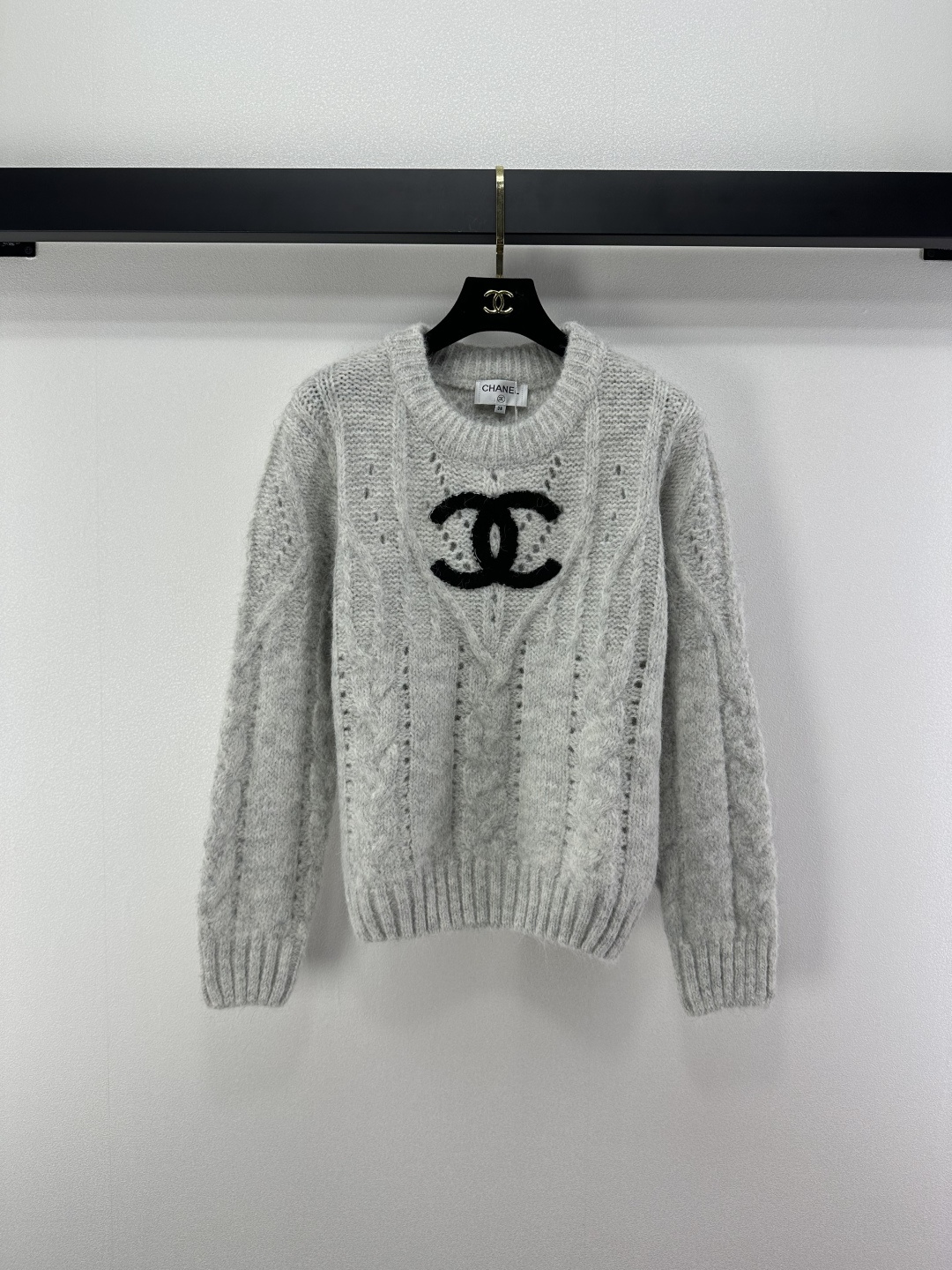 NO:504312,Chane* new details, new double C knitted long sleeves in autumn and winter, contrasting color large logo, soft and delicate skin-friendly, logo letters classic style, huge slim upper body!  Age-reducing product!  2 colors 3 codes SML, chanel, alexander wang19860909Chane*上新细节 秋冬新款双C针织长袖 撞色大logo 面料质感柔软细腻亲肤 logo字母经典版型上身巨显瘦！减龄单品！ 2色3码SML,,chanel,alexander wang,Women's clothing