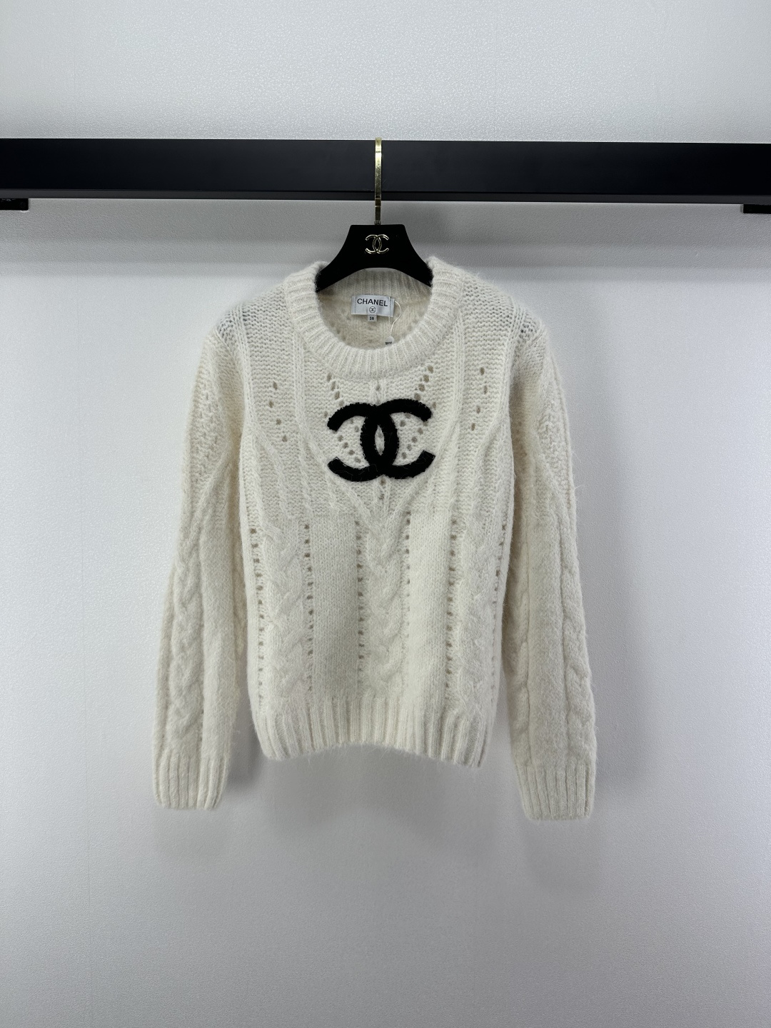 NO:504317,Chane* new details, new double C knitted long sleeves in autumn and winter, contrasting color large logo, soft and delicate skin-friendly, logo letters classic style, huge slim upper body!  Age-reducing product!  2 colors 3 codes SML, chanel, alexander wang19860909Chane*上新细节 秋冬新款双C针织长袖 撞色大logo 面料质感柔软细腻亲肤 logo字母经典版型上身巨显瘦！减龄单品！ 2色3码SML,,chanel,alexander wang,Women's clothing