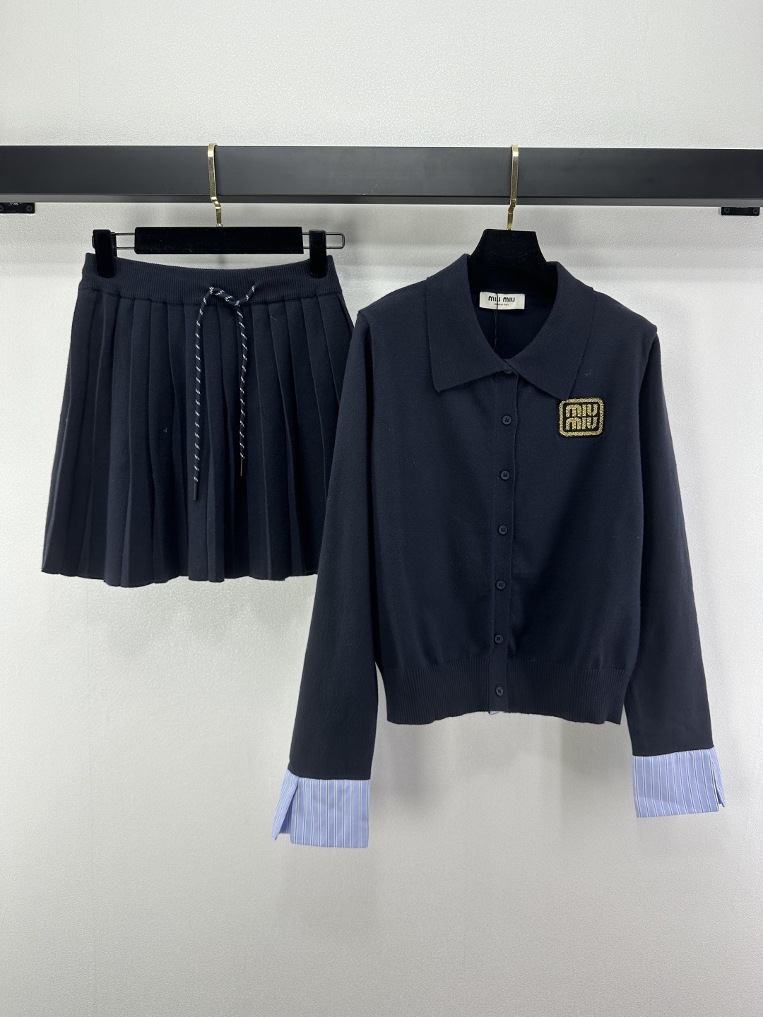 NO:504326,Miumi* new details, new autumn two-piece suit, round neck cardigan long sleeves + lace-up pleated skirt, full of high-end sense, positioning logo logo elegant and generous, age-reducing, sweet or salty, daily versatile and fashionable, can be used in any occasion, 2 colors and 3 codes, miumiu, skirts, alexander wang19860909miumi*上新细节 秋季新款两件套套装 圆领开衫长袖+系带百褶裙 高级感满满 定位徽标logo优雅大方减龄 可甜可咸 日常百搭又时髦 任何场合都能驾驭 2色3码SML,,miumiu,skirts,alexander wang,Women's clothing