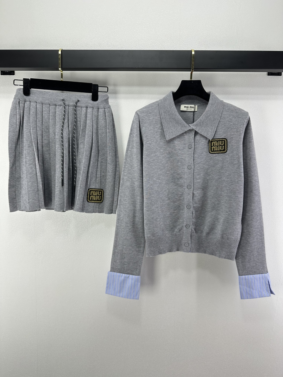 NO:504330,Miumi* new details, new autumn two-piece suit, round neck cardigan long sleeves + lace-up pleated skirt, full of high-end sense, positioning logo logo elegant and generous, age-reducing, sweet or salty, daily versatile and fashionable, can be used in any occasion, 2 colors and 3 codes, miumiu, skirts, alexander wang19860909miumi*上新细节 秋季新款两件套套装 圆领开衫长袖+系带百褶裙 高级感满满 定位徽标logo优雅大方减龄 可甜可咸 日常百搭又时髦 任何场合都能驾驭 2色3码SML,,miumiu,skirts,alexander wang,Women's clothing