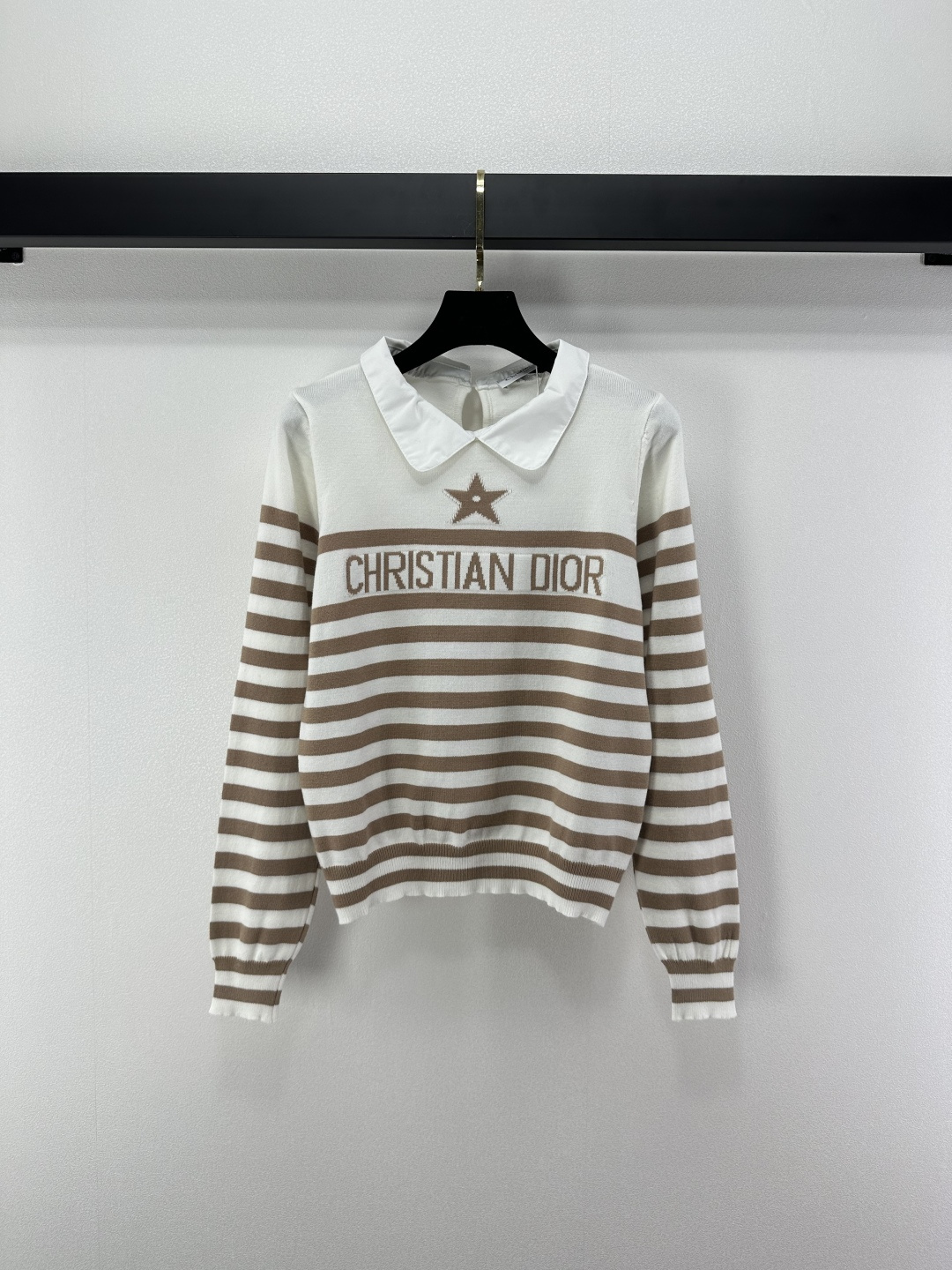 NO:504338,dio* new details, new autumn and winter lapels, five-pointed star contrasting long sleeves, spliced ​​shirt collar design, five-pointed star jacquard embellishment, highlighting the high-end sense of outfit, full of college style, showing a relaxed tone, the first choice for fashionable outfits in all seasons!  3 color 3 code SML, dior, alexander wang19860909dio*上新细节 秋冬新款翻领五角星撞色长袖 拼接衬衣领设计 logo五角星提花点缀修饰 凸显穿搭高级感 学院风满满 尽显松弛调性 四季时尚穿搭首选！ 3色3码SML,,dior,alexander wang,Women's clothing