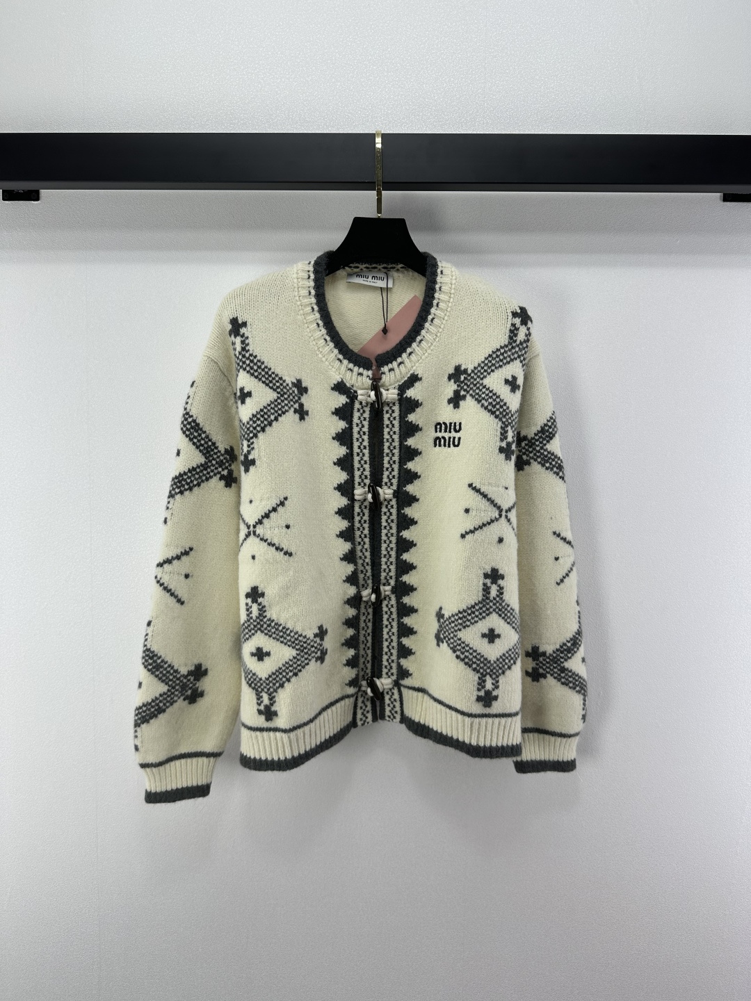 NO:504313,Miumi* new details, new autumn and winter horn buckle knitted cardigan, the loose style is very French-style lazy style!  Color-blocking is very fashionable~ slim and versatile hooks and diamonds keep warm and beautiful, with coexisting styles and temperatures in autumn and winter. 2 colors and 3 codes SML, miumiu, alexander wang19860909Miumi*上新细节 秋冬新款牛角扣针织开衫 宽松的版型设计很法式的慵懒风！拼色巨洋气～显瘦百搭钩花菱格保暖美观,秋冬风度温度并存 2色3码SML,,miumiu,alexander wang,Women's clothing