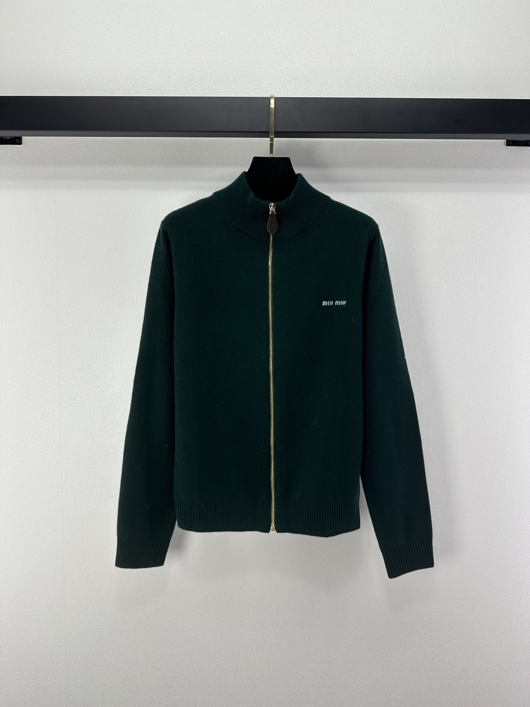 NO:503585,:1 Miumi* new details, new micro-label long-sleeved zipper knitted jacket in autumn and winter, cashmere yarn woven, soft and comfortable, fashionable and slim, long-sleeved knitted jacket tailored, full-clad design zippers are convenient to put on and off, the large body is contrasted in solid color dark green arms, forming a collision, full of exquisiteness, iconic letter logo decoration on the chest, showing the temperament of Miao's best, adding a gentle and literary atmosphere, perfect for random matching, 1 color 3 codes, miumiu, jackets & coats, alexander wang19860909:1 miumi*上新细节 秋冬新款微标长袖拉链针织外套 羊绒纱线织造 柔软舒适 洋气显瘦 长袖针织外套剪裁 全开襟设计拉链便利穿脱 大身以纯色墨绿手臂皮革撞色 形成碰撞 精致度满分 胸前标志性字母徽标装饰 展现缪氏最拿手的气质学院风格 增添温柔文艺气息 随意搭配都完美 1色3码SML,,miumiu,jackets & coats,alexander wang,Women's clothing