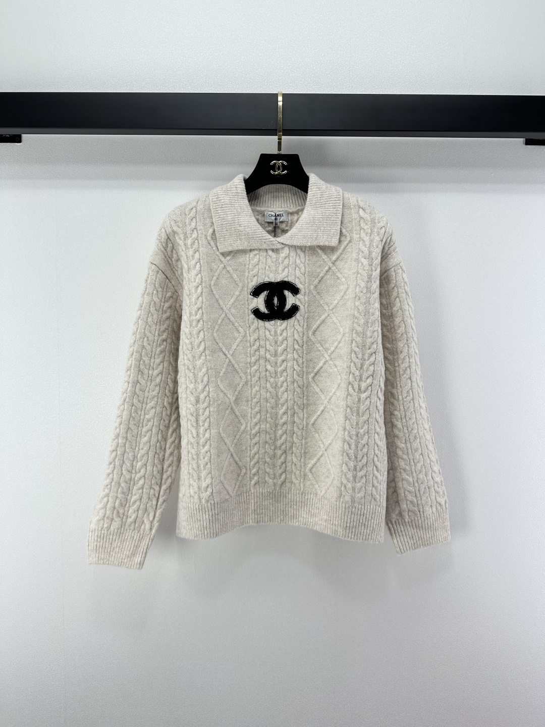 NO:504304,Chane* new details, new double C knitted lapels in autumn and winter, long sleeves, contrasting color large logo, soft and delicate skin-friendly, logo letters classic style, huge slim upper body!  Age-reducing product!  1 color 3 code SML, chanel, alexander wang19860909Chane*上新细节 秋冬新款双C针织翻领长袖 撞色大logo 面料质感柔软细腻亲肤 logo字母经典版型上身巨显瘦！减龄单品！ 1色3码SML,,chanel,alexander wang,Women's clothing