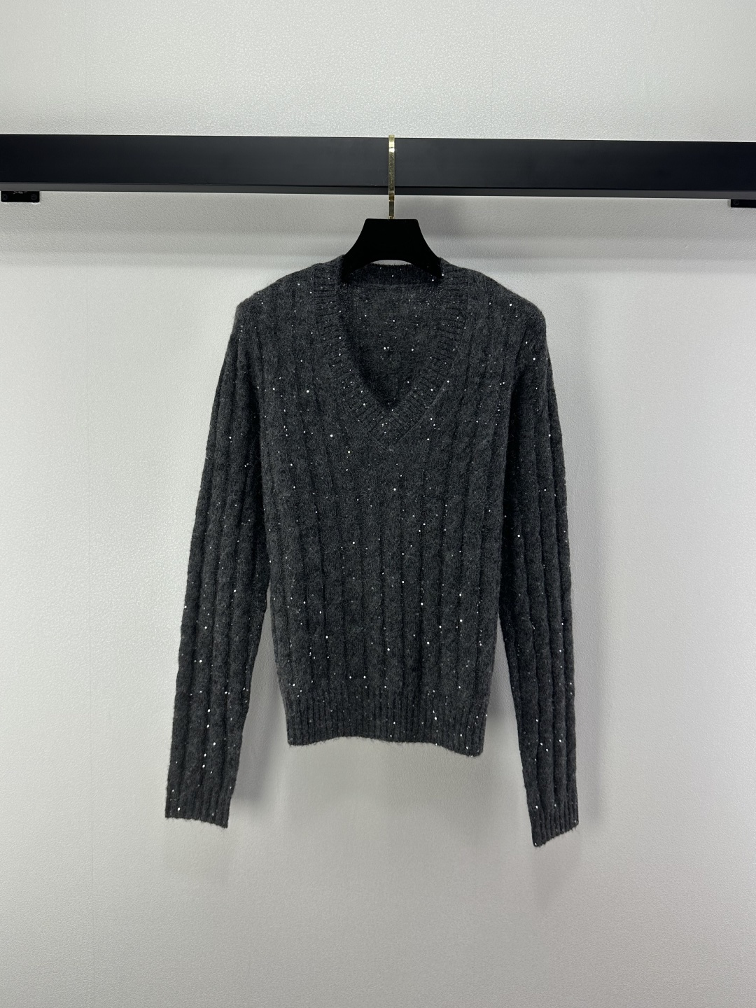 NO:503581,:1 Bc* new details, new products of new products in autumn and winter, heavy industry beads v-neck long sleeves, overall beads embellishment, heavy industry and high-end, highlighting the light luxury and fashionable temperament, can be worn alone, all seasons, fashionable outfits, 1 color, 3 codes, SML, alexander wang19860909:1 Bc*上新细节 秋冬新品重工珠片v领长袖 整体珠片点缀 重工且高级 凸显轻奢时髦气质 单穿叠穿均可 四季时尚穿搭 1色3码SML,,alexander wang,Women's clothing