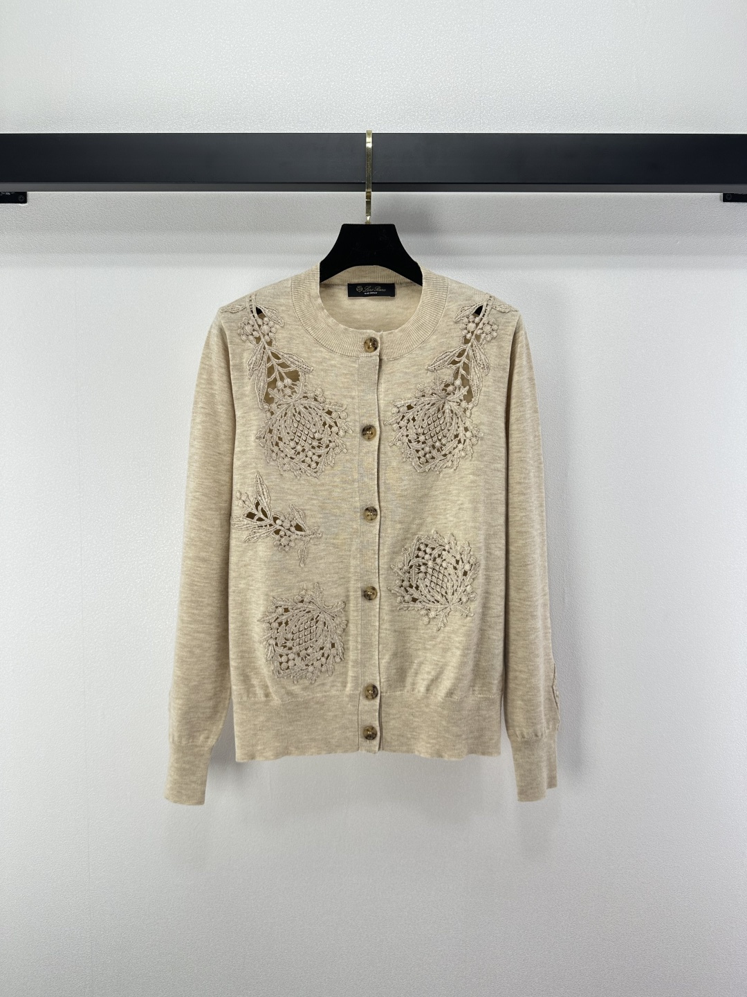 NO:503583,:1 LP* new details, early autumn new hook flower hollow cardigan jacket, three-dimensional woven flowers with empty and sexy, lazy and comfortable atmosphere!  Three-dimensional hook-up heavy industry is luxurious, mysterious and noble!  Imported yarn Swiss weaving craftsmanship creates a low-key and luxurious sense of high quality!  Style and temperament are casual and elegant. Classic and not picky about people's upper body super high-end. 1 color and 3 codes SML, loro piano, jackets & coats, alexander wang19860909:1 LP*上新细节 早秋新品钩花镂空开衫外套 立体编织花朵缕空小性感,慵懒自在的氛氛围！立体勾织重工奢华神秘又高贵！进口纱线瑞士机织工艺打造低调奢华的高级感！版型气质随性优雅.经典不挑人上身超高级 1色3码SML,,loro piana,jackets & coats,alexander wang,Women's clothing