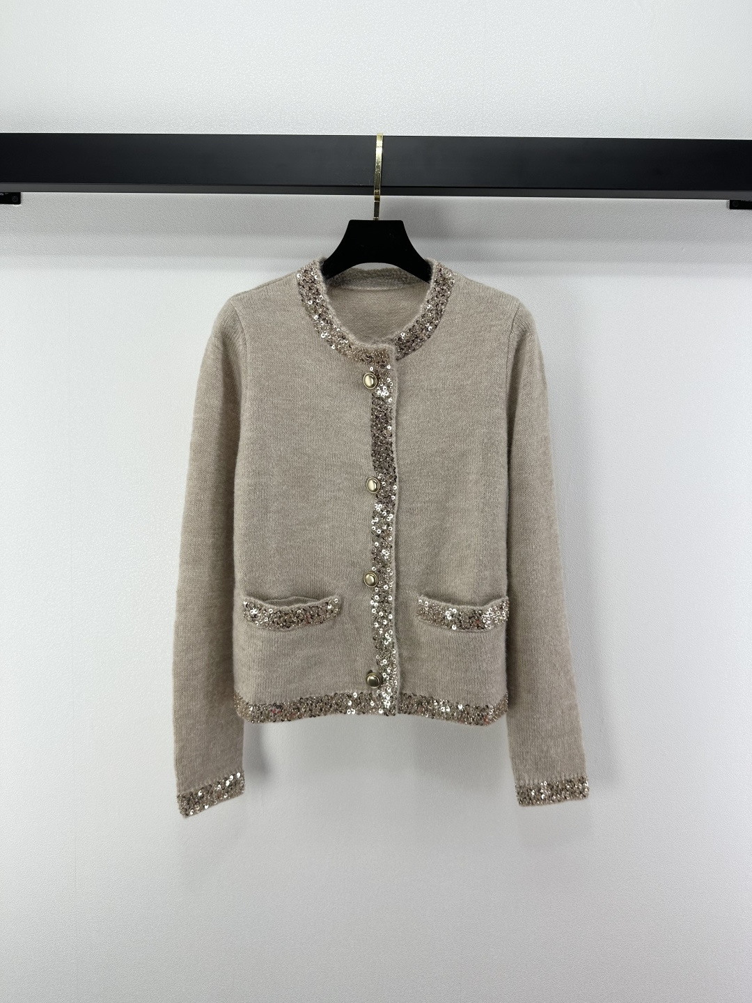 NO:504280,Celin* new details, new products are on the shelves of heavy industry beaded sequins knitted cardigans, customized YB imported mohair yarn, front shoulder contour outlines the shoulder neck lines, the whole body is embellished with sequins, exquisite and full score, matched with the upper edge of the pocket, rich and fashionable matching, sparkling with light, showing romantic and gorgeous style, 1 color, 3 codes, SML, celine, alexander wang19860909Celin*上新细节 新品上架重工钉珠亮片针织开衫 定制YB进口马海毛纱线织造 正肩轮廓勾勒肩颈线条 通体以亮片包边点缀 精致满分 配合口袋上缘 丰富时尚搭配度 随着光线折射波光粼粼 展现浪漫华丽风格 1色3码SML,,celine,alexander wang,Women's clothing