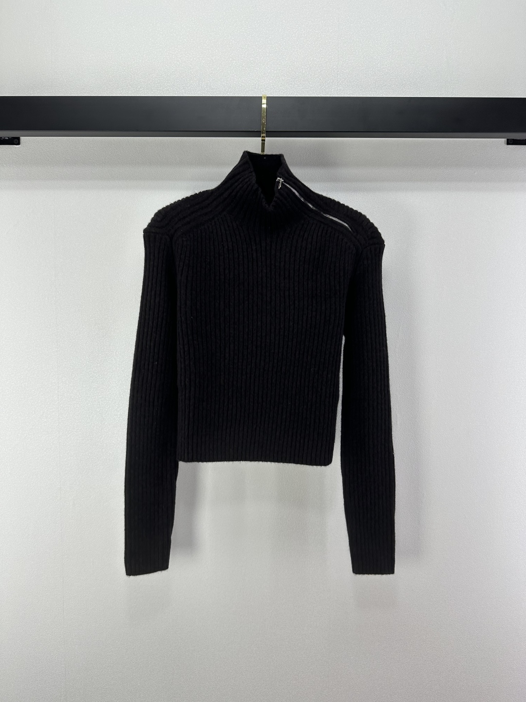 NO:503555,:1 He* new details. The new veiled trunk neck design in early autumn. The semi-veiled zipper design adds beauty to the outfit and highlights the brand’s unique charm value!  A very beautiful style with single-fitting and stacking. 1 color and 3 code SML, alexander wang19860909:1 He*上新细节 早秋新款斜拉链高领设计长袖 半斜拉链设计对穿搭视觉增添美感,彰显品牌独有魅力价值！单穿叠搭都巨好看的一款 1色3码SML,,alexander wang,Women's clothing