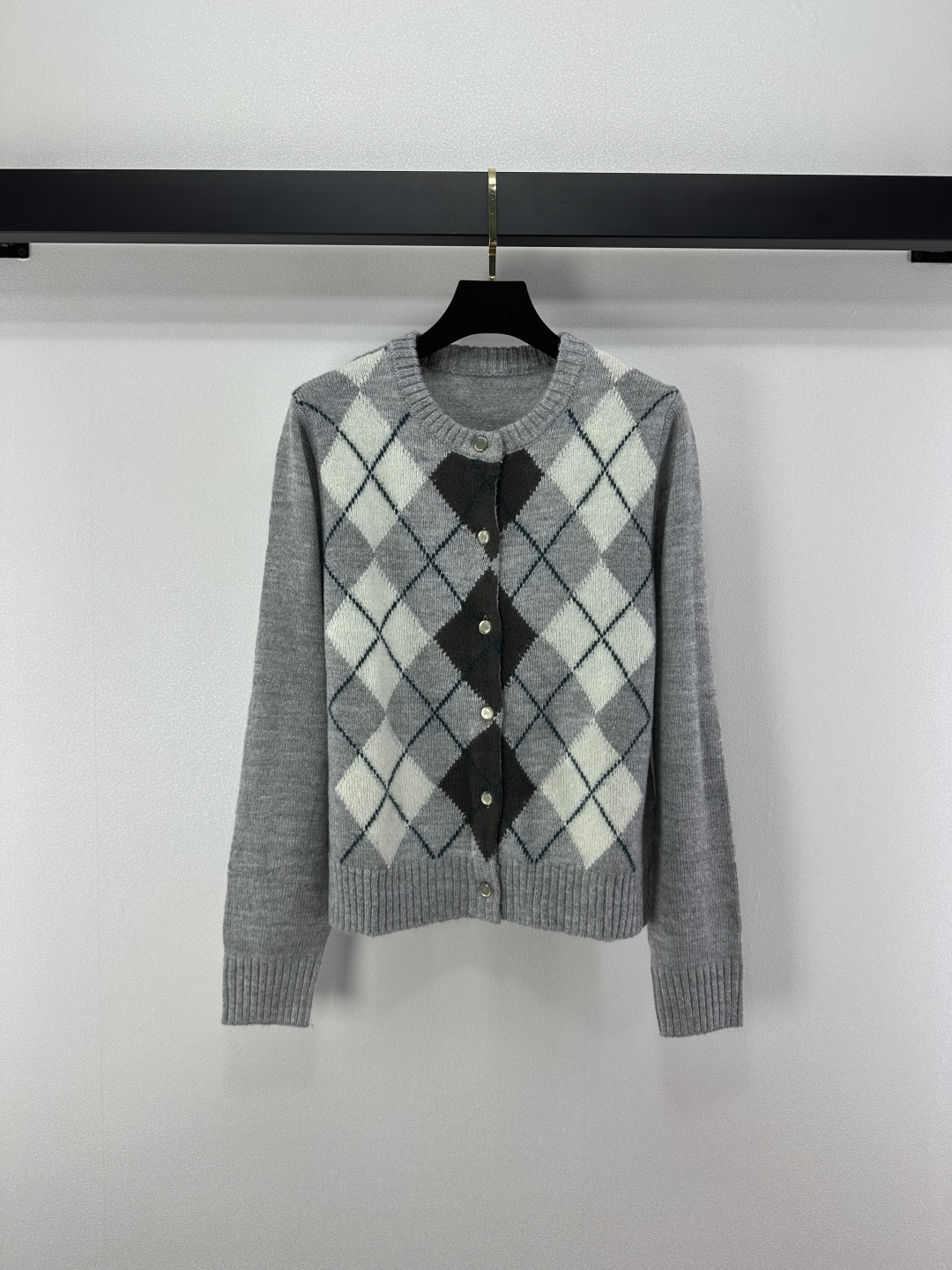 NO:504276,Celin* New details The latest contrasting diamond round neck cardigan in winter with long sleeves!  The diamond pattern is very touching with a big brand!  Giant high-end color scheme, logo button embellishments are easy to attract attention, and the celebrity girl is elegant and high-end!  The universal and versatile version makes the upper body look slimming!  1 color 3 code SML, celine, alexander wang19860909Celin* 上新细节 冬季最新撞色菱格圆领开衫长袖！菱格图案搭配大牌感十足！巨高级配色,logo纽扣点缀轻松吸引眼球,名媛少女优雅又高级！万能百搭版型上身巨显瘦！ 1色3码SML,,celine,alexander wang,Women's clothing