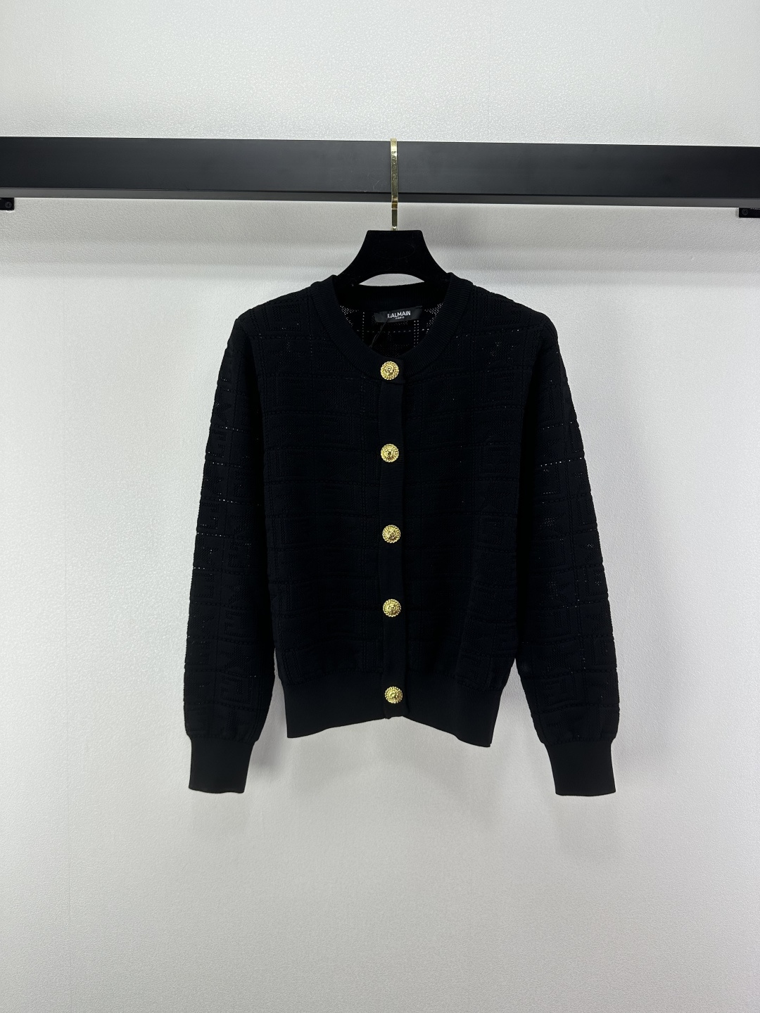 NO:503559,New details on Ba*main, new autumn products of tiger buckle knitted long-sleeved cardigan, metal quad button hollow dark pattern logo, clear relief pattern on the button surface. A must-have for fashion experts, 3 colors and 3 codes SML,,alexander wang19860909Ba*main上新细节 秋季新品老虎扣针织长袖开衫 金属四合扣镂空暗纹logo 纽扣面上浮雕图案清晰.时尚达人必备 3色3码SML,,alexander wang,Women's clothing