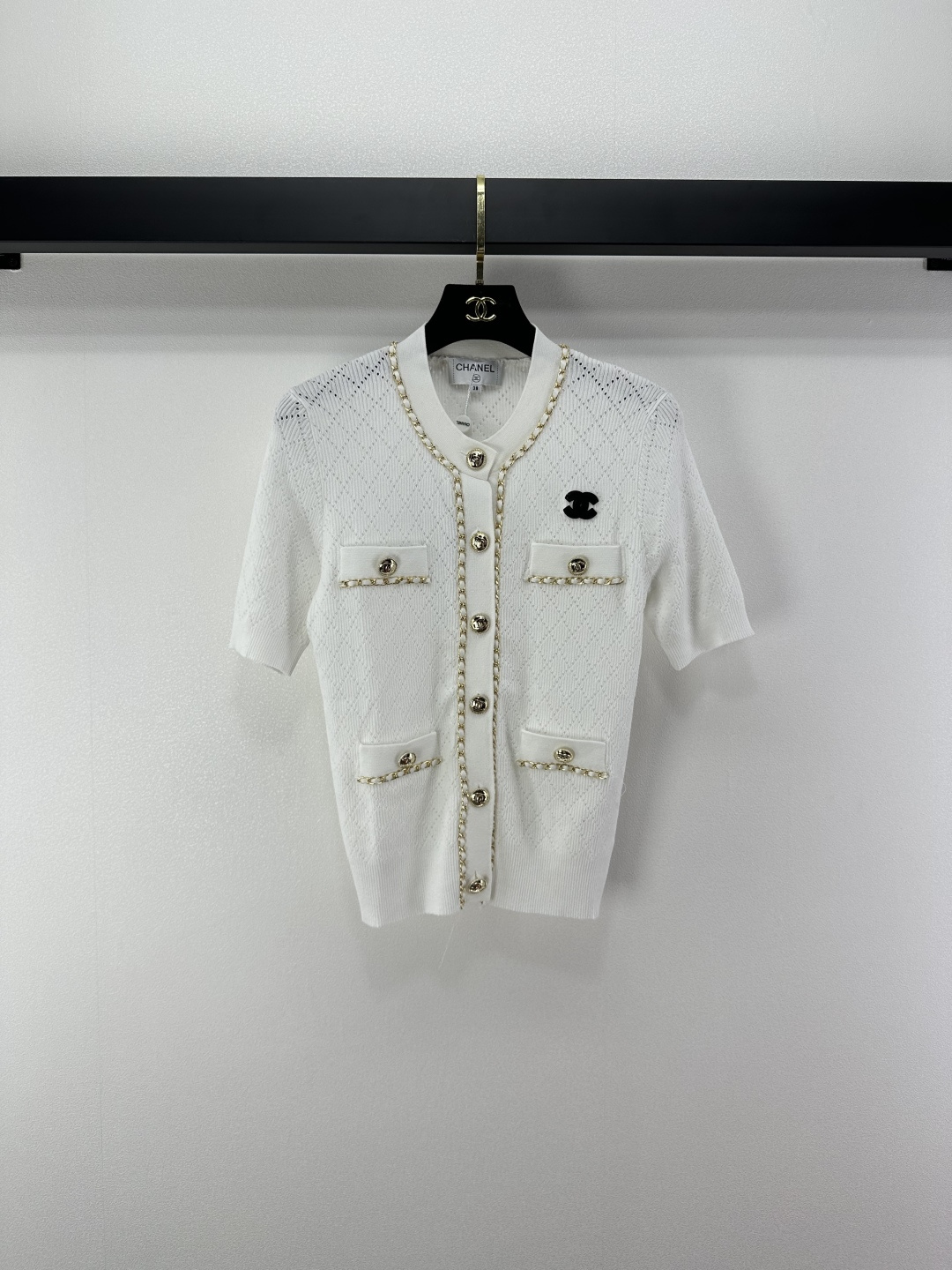 NO:503563,CHANE* New details The latest chain round neck chain short sleeves in autumn and winter!  Custom-made blended knitted material, soft and skin-friendly. The collar and upper edge of the pocket are decorated with the brand's signature twist chain and double C metal buckle to show the brand's high-end style. The diamond pattern adds layering. The inner wear is fashionable!  3 color 3 code SML, chanel, T-shirt, alexander wang19860909CHANE* 上新细节 秋冬最新链条圆领链条短袖！定制混纺针织材质 柔软亲肤 襟领和口袋上缘饰以品牌标志性麻花链条和双C金属扣饰 尽显品牌高级格调 菱格纹路增添层次感 单穿内搭均显时尚气质！ 3色3码SML,,chanel,T-shirt,alexander wang,Women's clothing