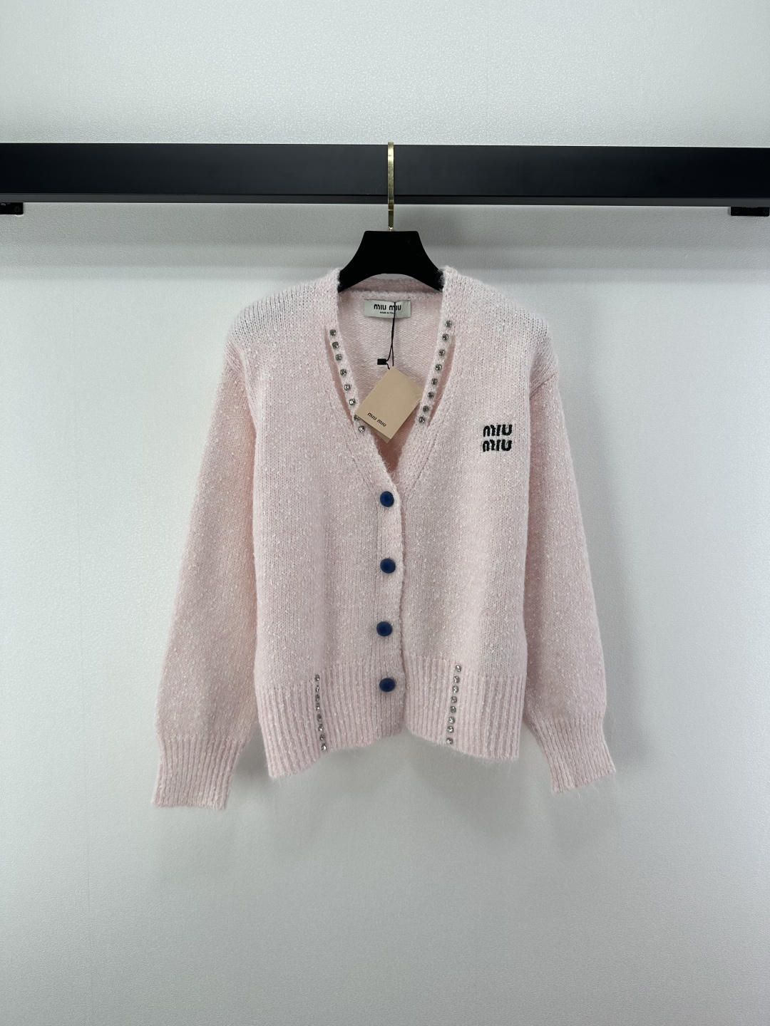 NO:503571,Miu Mi* new details, new V-neck cardigan long-sleeved sweater on the left, embroidered brand bead letters three-dimensional jacquard fabric, full of girlishness on the upper body!  Age-reducing and fashionable 2 colors 3 codes SML, miumiu, sweaters, alexander wang19860909Miu Mi*上新细节 秋冬新款v领开衫长袖毛衣 左侧刺绣品牌钉珠字母立体提花面料 上身少女感满满！减龄又时髦 2色3码SML,,miumiu,sweaters,alexander wang,Women's clothing