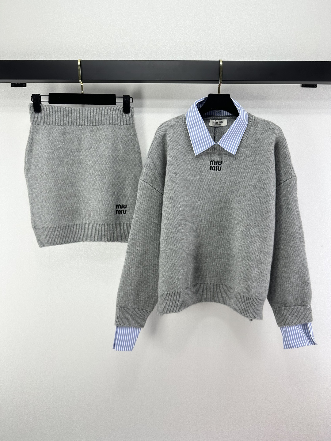 NO:503575,Miumi* new details, new autumn two-piece suit, lapel cardigan long sleeves + skirt, full of high-end feel, positioning embroidery logo elegant and generous, age-reducing, sweet or salty, daily versatile and fashionable, can be used in any occasion, 2 colors and 3 codes, miumiu, skirts, alexander wang19860909miumi*上新细节 秋季新款两件套套装 翻领开衫长袖+半裙 高级感满满 定位刺绣logo优雅大方减龄 可甜可咸 日常百搭又时髦 任何场合都能驾驭 2色3码SML,,miumiu,skirts,alexander wang,Women's clothing