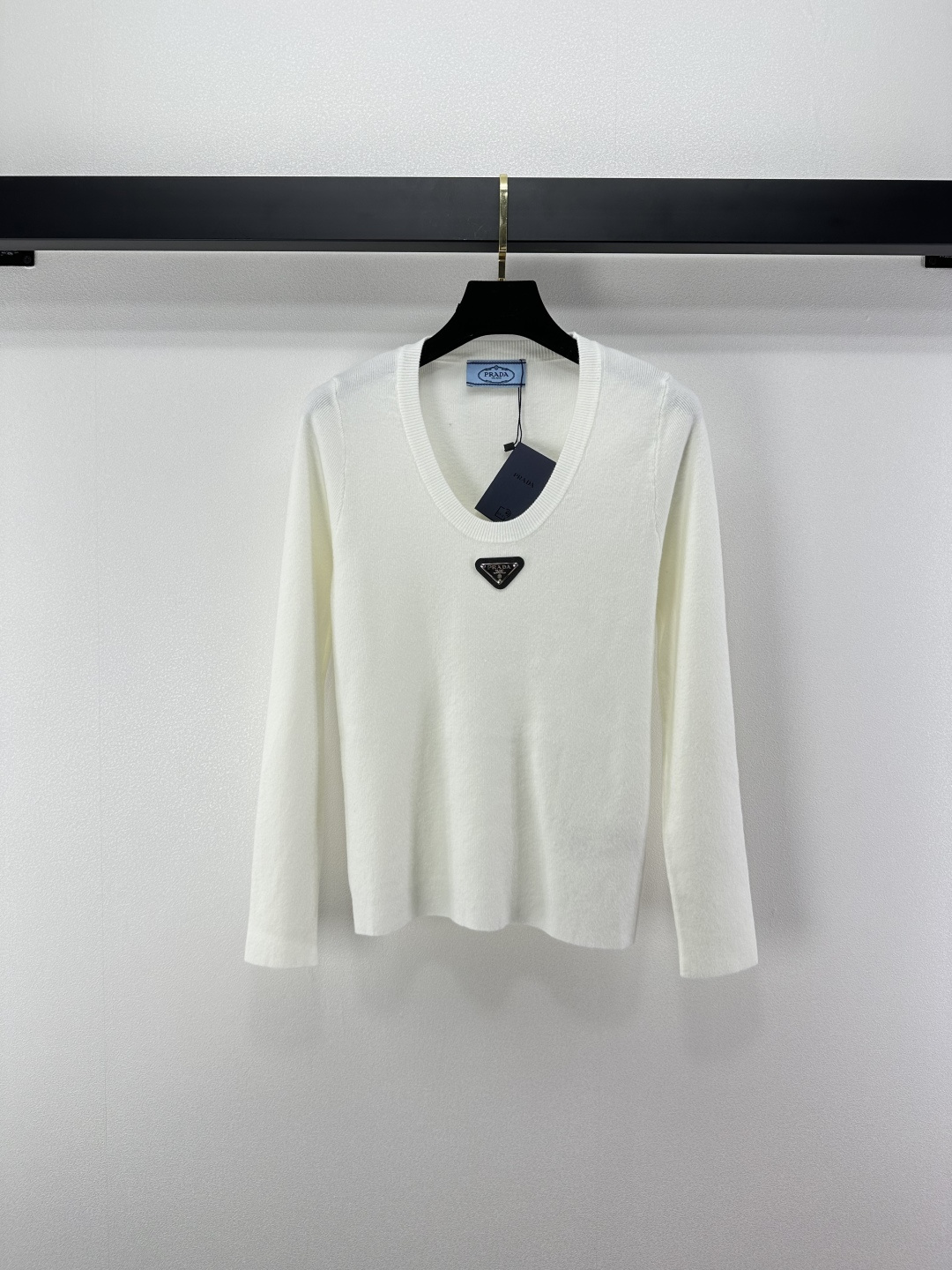 NO:504300,New details on Prad*, new autumn and winter triangle logo with large round neck knitted long sleeves, a versatile artifact for temperament girls, minimalist design with fashionable and high-end tone!  The perfect upper body looks huge and slim!  2 colors 3 codes SML, prada, alexander wang19860909Prad*上新细节 秋冬新款三角标标识大圆领针织长袖 气质少女百搭神器,极简风的设计时髦又高级的调调！完美版型上身巨显瘦！ 2色3码SML,,prada,alexander wang,Women's clothing