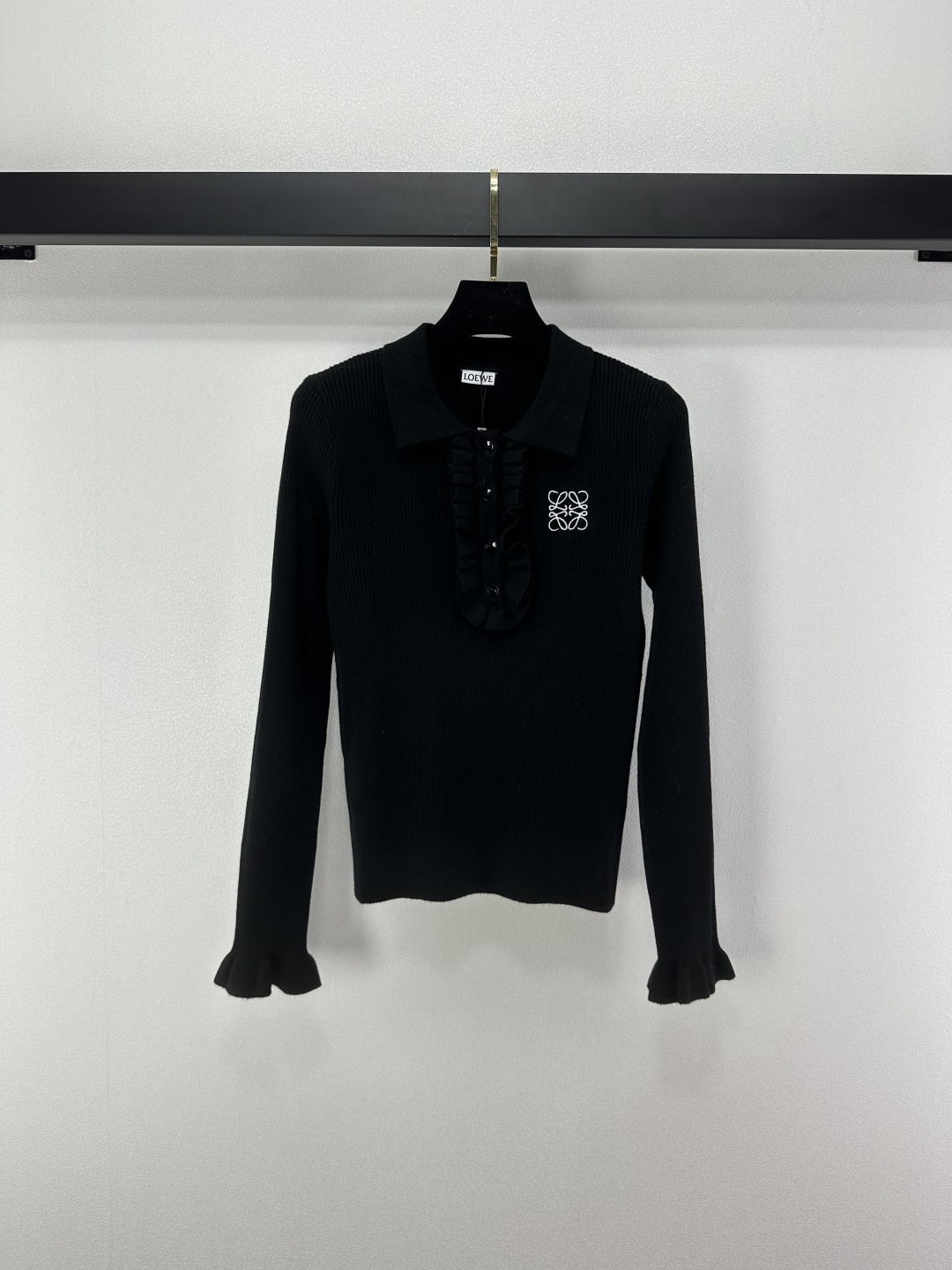 NO:504307,Loew* new details, new autumn and winter Polo collar lace long-sleeved sweater, hand-hooked lace collar, car flower brand letter three-dimensional jacquard fabric on the left, full of girlishness on the upper body!  Age-reducing and fashionable 3 colors 3 codes SML, loewe, sweaters, alexander wang19860909Loew*上新细节 秋冬新款Polo领花边长袖毛衣 手工勾花边领 左侧车花品牌字母立体提花面料 上身少女感满满！减龄又时髦 3色3码SML,,loewe,sweaters,alexander wang,Women's clothing