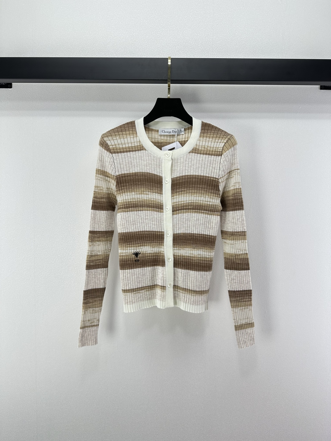 NO:504271,Dio* New Details New round-neck striped cardigan long sleeves in autumn and winter. Contrast color matching is an ingenious artistic expression. Make clothes lively and vivid in light of the simple design. Break the monotonym and light up the overall shape logo logo logo is low-key and eye-catching. It is a symbol of quality and style. 2 colors and 3 codes SML, dior, alexander wang19860909Dio*上新 细节 秋冬新款圆领条纹开衫长袖 撞色配色是匠心独运的艺术表达 让衣物在光影间灵动生姿 为简约设计注入活力 打破单调 点亮整体造型徽标logo标识低调而醒目 是品质与格调的象征 2色3码SML,,dior,alexander wang,Women's clothing