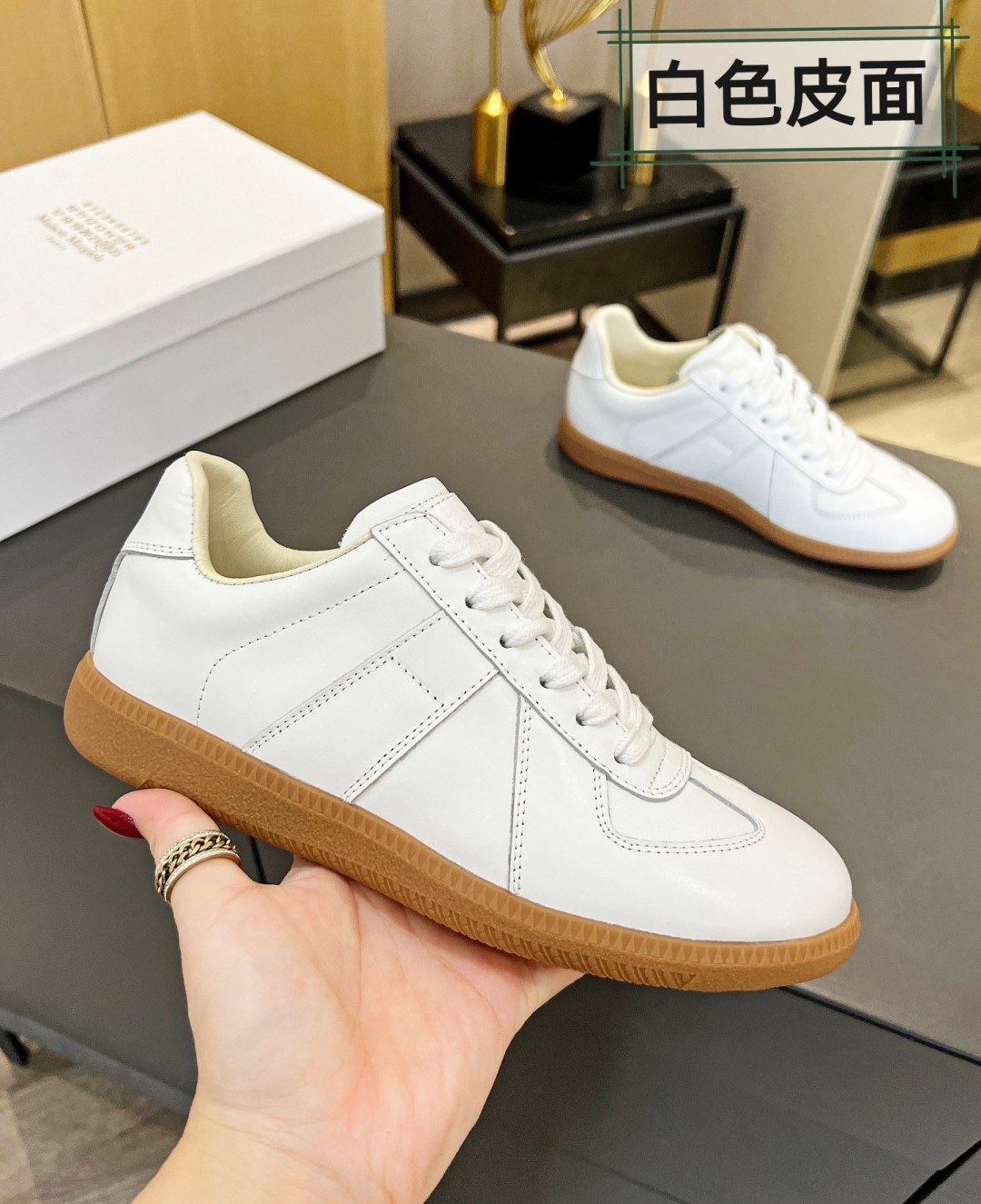 NO:562982,'Exclusive top version' M*M6M*aison M*argiela~25vs new retro casual series... MaisonMargiela MM6 moral casual sneakers [retro color-blocking casual shoes] Just when you hear the retro style, you can immediately think of the classic M*arginal, retro fashionable, clean and refreshing collection of spring, summer, autumn and winter colors, comfortable, cool and casual style design, very Margiela style, no pressure on the feet, full of avant-garde elements, original packaging  A light luxury trendy style with multiple elements. Designed by Margiela designers, this German training shoe continues the classic T-shaped leather splicing. It has been carefully improved many times by the design team, just to allow you to experience the most original military flavor ~ The designer’s design technology is combined with the top craftsmanship of sports and leisure Labang lasts. It does not take off the bottom, does not smell glue, and uses Labang last technology... Fabric: Original customized cowhide   Lining: original customized sheepskin Foot: original customized cowhide Outsole: original molded wear-resistant molded bottom Code number: 35-39 (34.40 customization is not returnable) Code number Female 『35-39』 Male 『40-44』 Note (Female 40, Male 39, 45) are customized codes, non-refundable and non-exchangeable Packaging: Original full set of packaging Color: Official website updates simultaneously Price for women  Men's size +10, casual shoes/sports shoes, masion margiela, masion margiela, sneakers, cowhide, sheepskin19860909《独家顶级版本》 M*M6M*aison M*argiela~25vs新款复古休闲系列…… MaisonMargielaMM6德训休闲板鞋【复古拼色休闲鞋】 光听到复古风就能立刻想到经典M*arginal,复古时髦,春夏秋冬配色干净清爽集合,舒适,酷飒,休闲于一体的风格设计,很马吉拉风格,上脚无压力十足先锋元素,原版包装 一个轻奢潮款多元素结合玛吉拉设计师设计这一款德国训练鞋延续了经典的T形真皮拼接,经过设计团队多次的精心改良,只为让您体验最原始的军旅味道 ~设计师设计工艺结合运动休闲拉邦套楦顶级工艺,不脱底,不臭胶水,采用拉邦套楦工艺…… 面料:原版定制牛皮 内里:原版定制羊皮 垫脚:原版定制牛皮 大底:原版开模耐磨成型底 码数:35-39（34.40定制不退换） 码数 女『35－39』  男『40－44』 注(女40,男39,45)为定做码,不退不换 包装:原版全套包装 颜色:官网同步更新 价格女款 男码＋10,休闲鞋/运动鞋,masion margiela,masion margiela,sneakers,cowhide,sheepskin,Women's Shoes