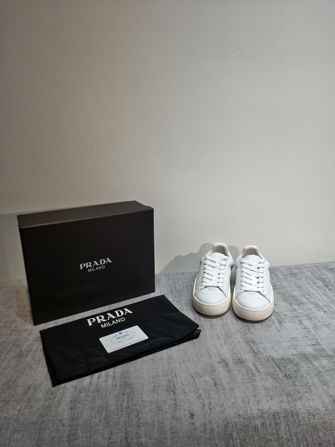NO:869841,Couple style Prada Prada P's 26 latest lace-up casual shoes, moral training shoes, the latest hot style, classic and comfortable combination, low-key luxury slip-on shoes, the best choice for leisure!  The soft rubber sole is known as the feeling of stepping on clouds ~ 100% comfort. The upper is made of delicate material, and the shoe shape is full of wrapping, soft and textured!  Full of high-end feel!  Upper calfskin lining sheepskin sole tpu non-slip outsole Size 35-45 (women's size 41, men's size 45 customized, non-returnable) Price, casual shoes/sports shoes, prada, prada, sneakers, cowhide, sheepskin19860909情侣款 Prada普拉达P家26最新款系带休闲鞋 德训鞋 最新火爆款 经典舒适结合  低调奢华懒人鞋,休闲不二选择！ 软胶底素有踩云感之称～舒适度百分百 细腻材质鞋面,鞋型包裹感十足,柔和而有质感！高级感满满！ 鞋面 小牛皮 内里 羊皮 鞋底tpu防滑大底 Size 35-45（女码41 男码45定制不退换） 价格,休闲鞋/运动鞋,prada,prada,sneakers,cowhide,sheepskin,Women's Shoes