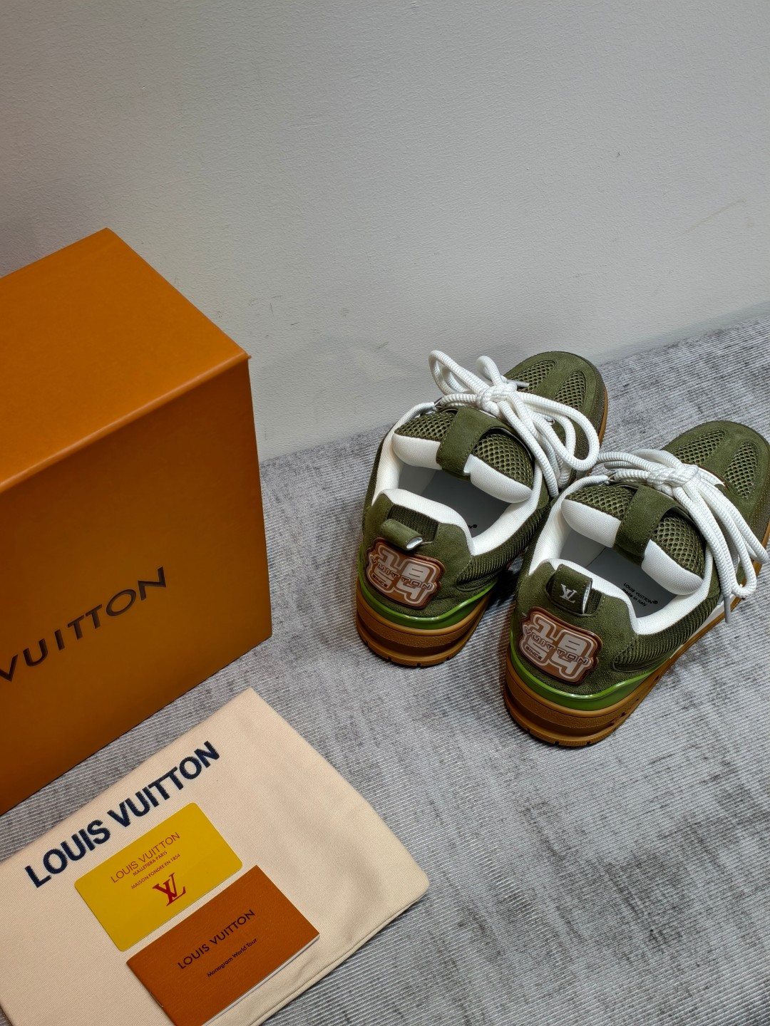 NO:870567,6/ The Louis Vuitton catwalk skate shoe is a hit. The LOUIS VUITTON Trainer is undoubtedly one of the most successful sneakers launched by the luxury brand, but the pace of exploration will not stop. LOUISVUITTON will also bring a new series of skate shoes in the spring. The new series in the picture goes back to the 1990s Chunky Skate  Shoes have a visual feel, with uppers made of leather and mesh, the fat silhouette and thick shoelaces are very eye-catching, and it is expected to have a lot of colors like the Trainer. Combined with the previous DIOR show skate shoes, this chunky style may be stronger next year. Size: Female 35-40 Male 39-46, casual shoes/sports shoes, dior, louis vuitton, louis vuitton, sneakers198609096/ 路易威登走秀滑板鞋爆款, LOUIS VUITTON Trainer无疑是奢侈品牌推出的最成功的Sneaker之一,不过探索的脚步并不会停,LOUISVUITTON也将在春季带来全新滑板鞋系列.图中新系列回到了90年代 Chunky Skate Shoes既视感,皮革与网面打造鞋面,肥大的廓形与粗鞋带都非常惹眼,预计也会像Trainer一样拥有相当多的配色.结合此前 DIOR秀场滑板鞋来看,明年或许这股Chunky风会更加强劲. Size:女35-40 男39-46,休闲鞋/运动鞋,dior,louis vuitton,louis vuitton,sneakers,Women's Shoes