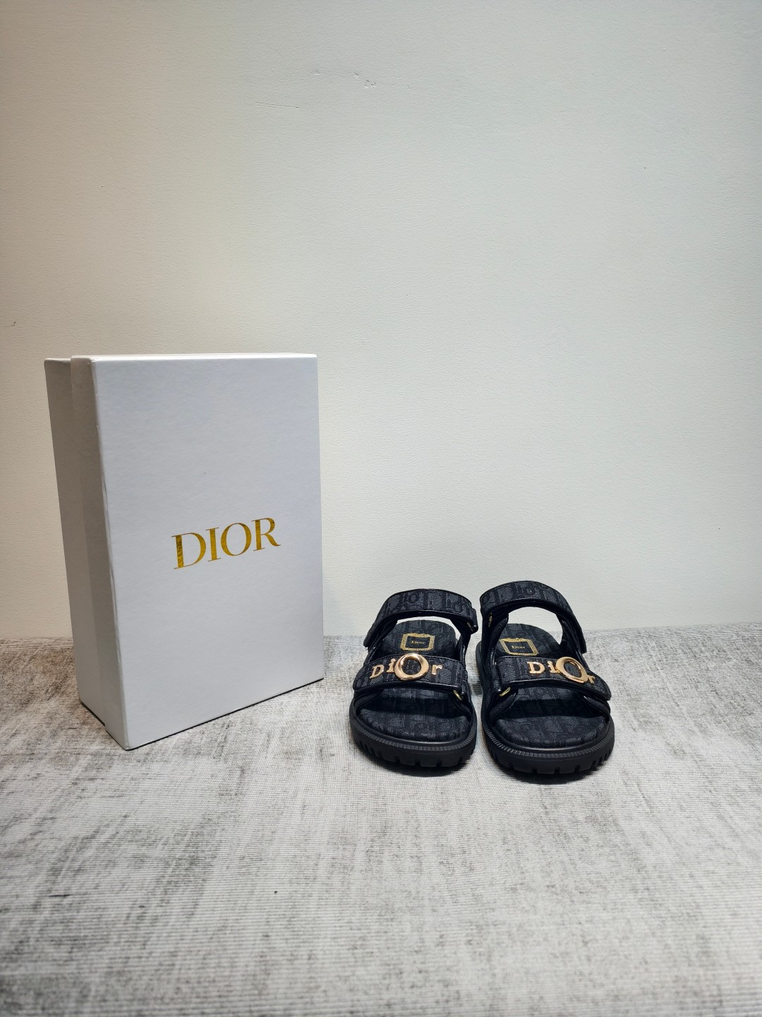 NO:876369,Dior Oblique Presbyopic Series Velcro Sandals - Structured double Velcro straps + round metal DIOR logo buckle, the tightness can be adjusted freely; divided heel strap (can fix the ankle, suitable for daily travel/beach), heelless sandals (slip on for home leisure), two ways to wear - Thick-soled rubber non-slip outsole, with built-in invisible heightening, soft and cushioning feel -  The fabric is divided into Oblique jacquard and first-layer cowhide. Presbyopia is Dior’s iconic retro printing element. Code number is 35-42 (40, 41, 42 are custom-made and non-refundable). Price, slippers and sandals, dior, dior, sandals, slippers, cowhide19860909迪奥(Dior)Oblique老花系列魔术贴凉鞋 -结构双魔术贴绑带+圆形金属DIOR标识扣,可自由调节松紧；分带后跟绑带（能固定脚踝,适合日常出行/沙滩）、无后跟凉拖（一脚蹬居家休闲）两种穿法 - 鞋底厚底橡胶防滑大底,自带隐形增高,脚感柔软缓震 - 面料分Oblique老花提花布、头层牛皮两种材质,老花是迪奥标志性复古印花元素 码数35-42（40 41 42订做不退换） 价格,拖鞋凉鞋,dior,dior,sandals,slippers,cowhide,Women's Shoes