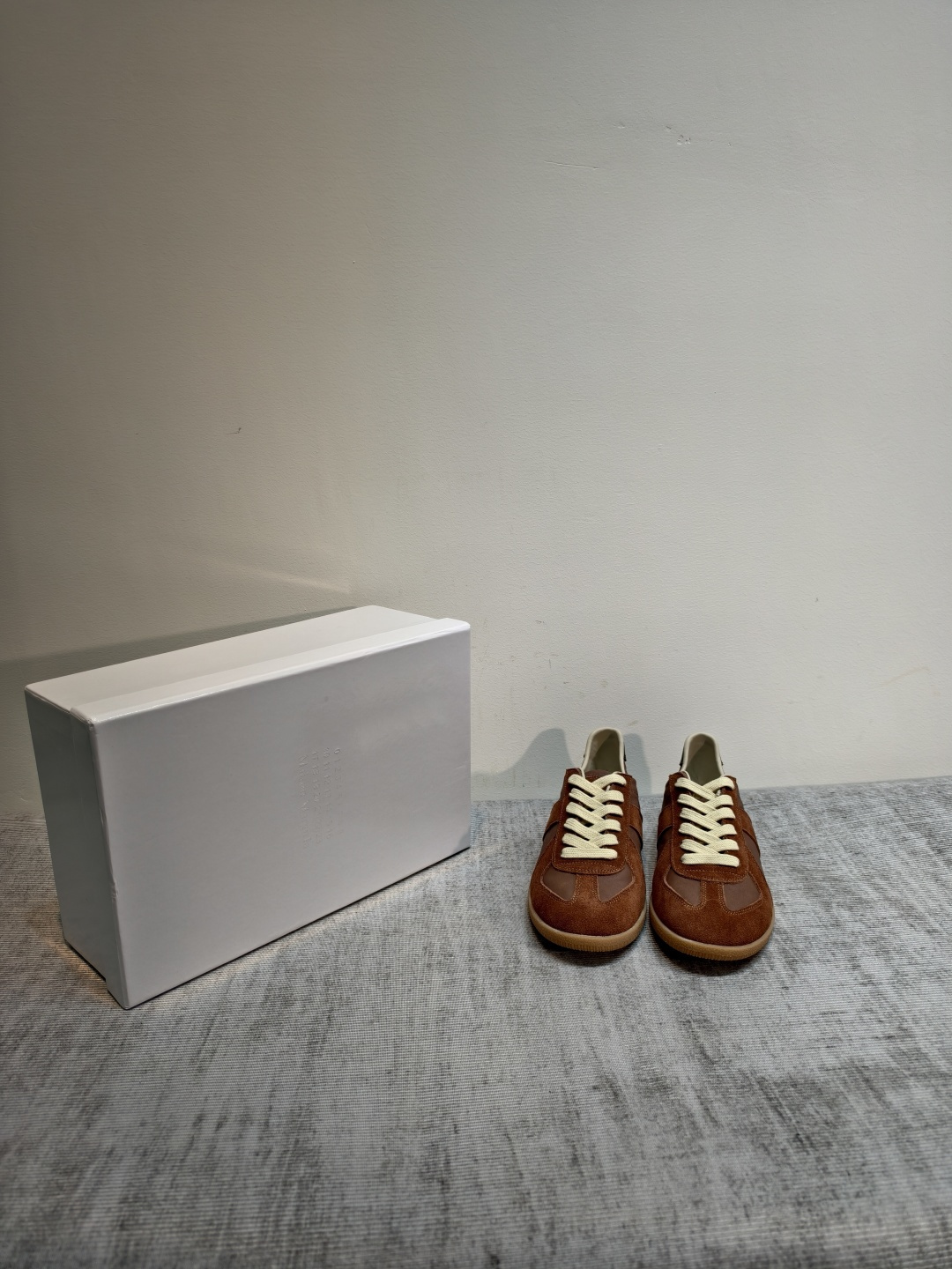 NO:876305,Original development of Maison Margiela MM6 Margiela retro casual shoes | Ten thousand years of classic moral training shoes. Full-grain cowhide + suede splicing, hand-made old beige shoelaces. Soft and waxy foot feel, raw rubber non-slip outsole, not tired after walking for a long time. Black/brown/navy blue/nude pink/light gray 5 colors. Versatile for commuting, dressing, and walking, just needed all year round. Fabric: Original sheepskin + suede Inner: Original sheepskin outsole Original molded outsole Size women's 35-40 (customized at 40) Men's 39-45 (customized at 45) Price Men's model Extremely cost-effective, no bargaining. Casual shoes/sports shoes, masion margiela, masion margiela, sneakers, cowhide, sheepskin, chamois leather19860909原版开发 Maison Margiela MM6 马吉拉复古休闲鞋 | 万年经典德训鞋 全粒面牛皮+反绒拼接,手工做旧米黄鞋带 软糯脚感,生胶防滑大底,久走不累脚 黑/棕/藏蓝/裸粉/浅灰5色配齐 通勤、穿搭、遛弯全能百搭,一年四季刚需款 面料: 原版羊皮+麂皮 內里: 原版羊皮 大底原版开模大底 码数女35-40（40定做） 男39-45（45定做） 价格 男款 极致性价比,不议价.,休闲鞋/运动鞋,masion margiela,masion margiela,sneakers,cowhide,sheepskin,chamois leather,Women's Shoes