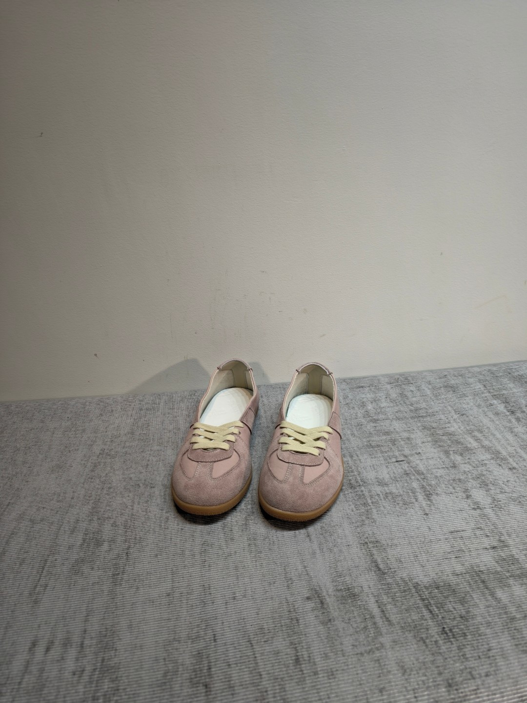 NO:876311,Top quality Maison Margiel*26ss new summer ballet moral training shoes. This ballet style moral training shoe is based on the brand's iconic soft elements. It cleverly combines the retro moral training shoe shape with the light lines of ballet shoes, giving it a relaxed and high-end atmosphere. It is suitable for a variety of styles, whether it is worn with casual jeans, commuter suit pants, or gentle skirts, it can be easily controlled, injecting just the right sense of sophistication into the look. Upper sheepskin/cow suede  Sheepskin lining, original molded outsole, sizes 35-41 (customized sizes 40 and 41 are non-returnable), casual shoes/sports shoes, sneakers, skirts, business suits, sheepskin19860909顶级品质 Maison Margiel*26ss夏季新款芭蕾德训鞋 这款芭蕾风德训鞋,以品牌标志性的柔美元素为基底,将复古德训鞋型与芭蕾鞋的轻盈线条巧妙融合,自带松弛又高级的氛围感. 搭配上它适配多种风格,无论是日常搭配休闲牛仔、通勤西装裤,还是搭配温柔裙装,都能轻松驾驭,为造型注入一抹恰到好处的精致感. 鞋面羊皮/牛反绒 内里羊皮 大底原版开模大底 size35-41码（40、41码定制不退换）,休闲鞋/运动鞋,sneakers,skirts,business suit,sheepskin,Women's Shoes