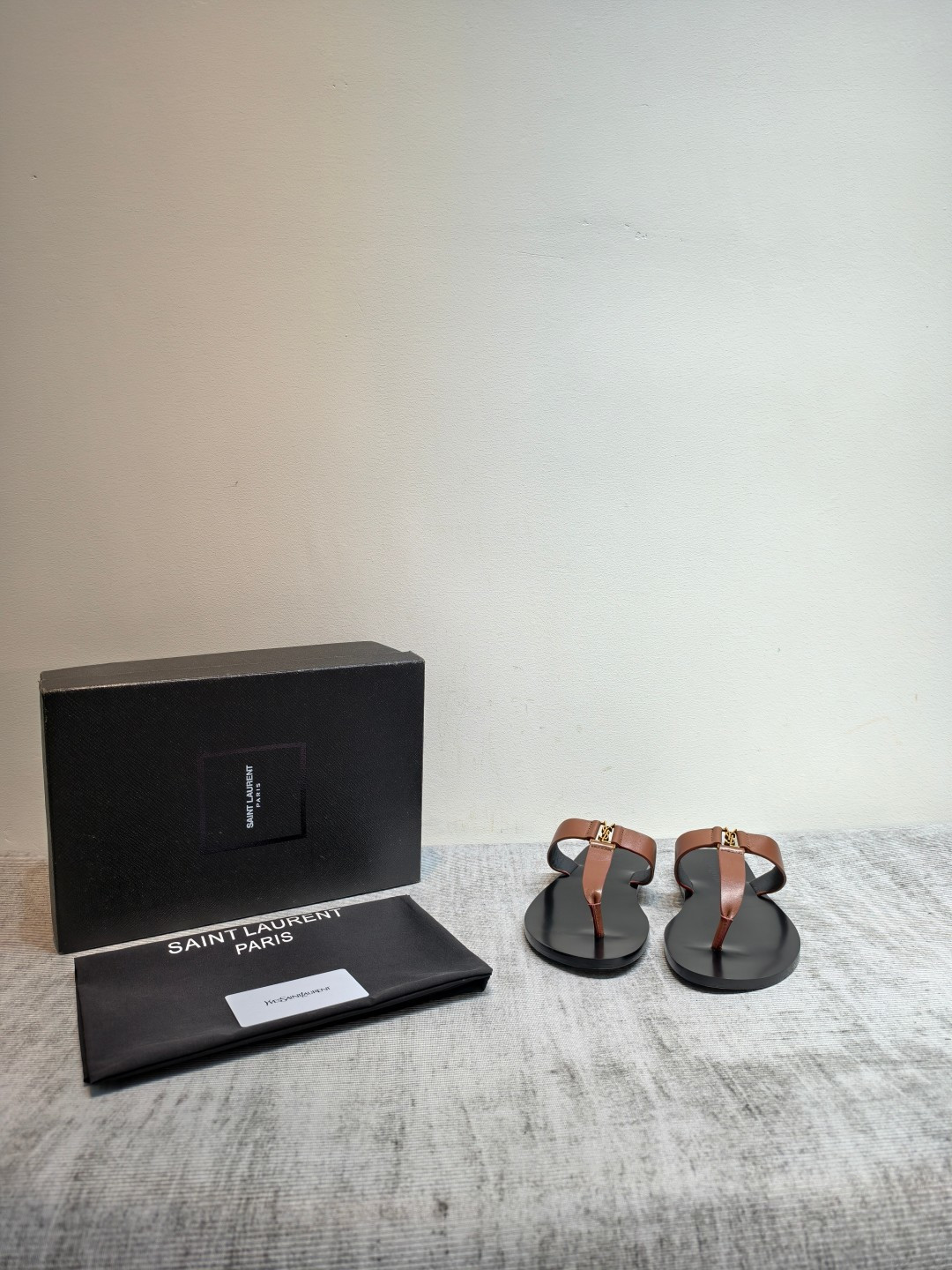 NO:876299,2026 spring and summer new YSL Saint Laurent / Yves Saint Laurent ysl slippers, super super invincible and popular slippers —————————————— This hardware buckle of each layout in our house must be molded and customized at 1:1!  The effect is very comfortable, the foot feels great, and whether you pair it with jeans, a small suit, or a skirt, it can be matched with natural leather upper, sheepskin lining, genuine leather outsole, high flat heel, size 36-45 (40, 41, 42, 43, 44, 45 customized, non-returnable and non-exchangeable), split-toe shoes, saint laurent, saint laurent, saint  laurent,slippers,skirts,jeans,cowhide,sheepskin,Leather soles198609092026春夏新款 YSL Saint Laurent / 圣罗兰ysl拖鞋 超级超级无敌火爆的一个款拖鞋 —————————————— 这款我们家每个版面的五金扣都要开模1:1定制！效果非常舒服,脚感很棒,而且无论你搭配牛仔裤,小西服,裙子,都能搭配自然 鞋面牛皮 内里羊皮 鞋底真皮大底 跟高平底 尺码36-45（40、41、42、43、44、45定制不退不换),分趾鞋,saint laurent,saint laurent,saint laurent,slippers,skirts,jeans,cowhide,sheepskin,Leather soles,Women's Shoes