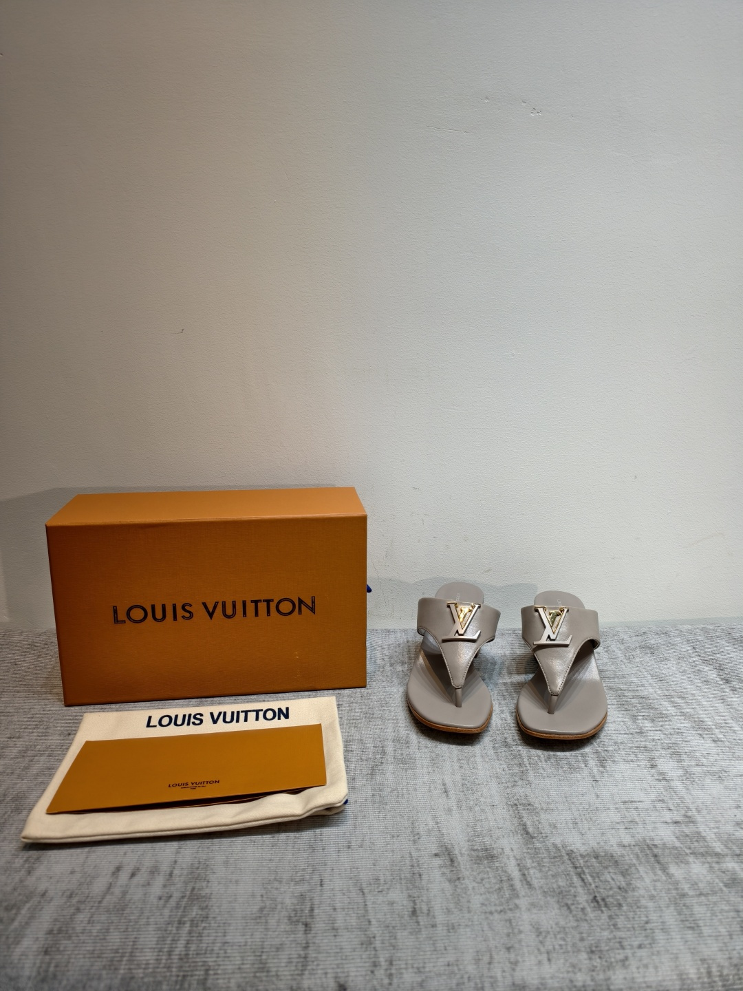 NO:876287,LV | Louis Vuitton 26 2026 Spring and Summer New Style The top version is the same as the original version. The counter mainly sells the latest hard goods of flip-flops and slippers. Purchasing level!  Full of high-end feel!  A popular model among bloggers at home and abroad, it is retro, fashionable and looks great on your feet!  Official website main recommendation★ ━━━━━t ━━━━━ Original cowhide upper, imported sheepskin lining, outsole, original Italian leather outsole, high flat heel/6CM, shoe size: 35-42 (40/41/42 custom-made, non-refundable), fully packaged in exquisite gift box, split-toe shoes, louis vuitton, louis  vuitton,slippers,cowhide,sheepskin,leather soles19860909LV | 路易威登 26  2026春夏新款 顶级版本原版一致 专柜主打最新人字拖拖鞋硬货上新 代购级别！高级感十足！国内外博主刷爆的一款,复古又时髦上脚美炸了！官网主推款★ ━━━━━ t ━━━━━ 鞋面原版牛皮 内里进口羊皮里 大底原版意大利真皮大底 跟高平底/6CM 鞋码: 35-42（40/41/42订做不退换） 包装全套精美礼盒,分趾鞋,louis vuitton,louis vuitton,slippers,cowhide,sheepskin,Leather soles,Women's Shoes
