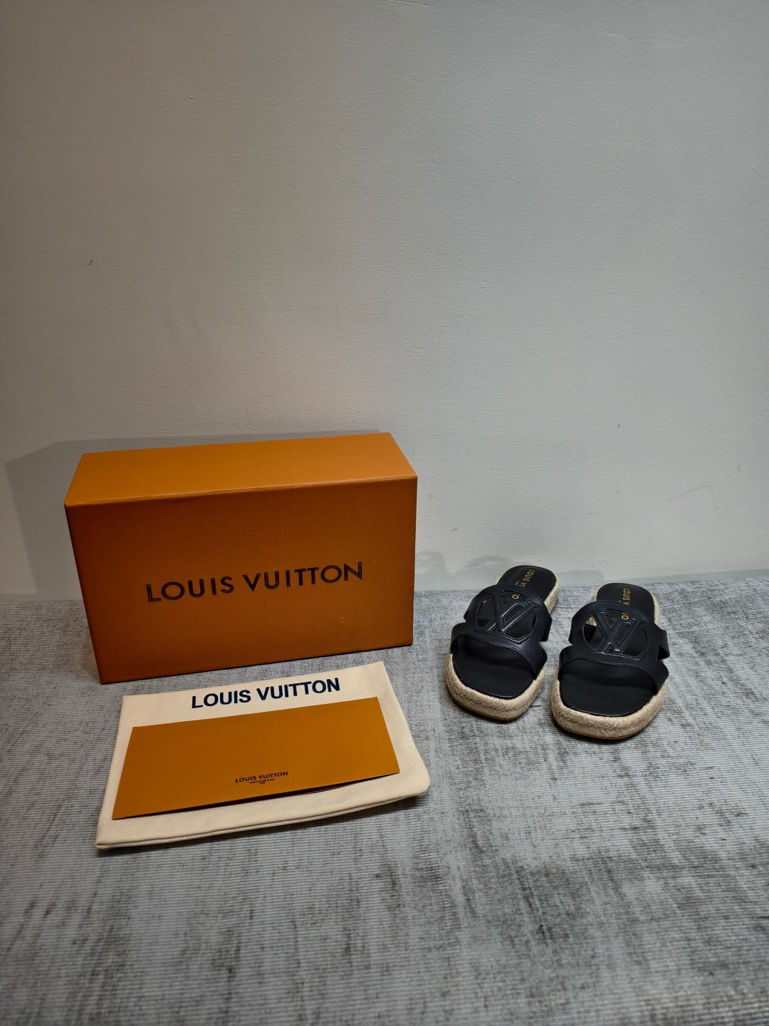 NO:876280,Top version LV latest flat fisherman sandals 2026 summer latest Louis Vuitton/Louis Vuitton women's LV letter hemp rope bottom water platform sandals, the Shake open hip design on the back of this V sandal is made of imported calfskin, the bold design color presentation perfectly enhances its modern lines, famous for its iconic V-line wide heel and exquisite details with brand letters, inspired by the iconic opening of the Twist bag, timeless Louis Vuitton signature elegance  2026 summer must-have for goddesses, the original replica, super comfortable on the feet. Shows the queen's temperament. Upper: Customized cowhide + hollow LOGO craftsmanship. Imported sheepskin lining. Imported sheepskin foot pads. Original open-molded TPR outsole. Standard size 35-42 (41 and 42 sizes are custom-made, non-returnable and non-exchangeable). Comes with original drawer box, slippers, louis vuitton, louis vuitton, louis  vuitton,sandals,slippers,espadrilles,cowhide,sheepskin19860909顶级版本 Lv最新平底渔夫凉拖鞋 2026夏季最新款Louis Vuitton/路易威登女款LV字母麻绳底水台凉鞋,此款V家凉鞋背面的Shake开放式臀部设计由进口小牛皮制成,大胆设计的色彩呈现,完美提升其现代线条,以其标志性的V行宽跟和带有品牌字母的精致细节而著称,灵感来自Twist包的标志性开舍,永恒的路易威登签名优雅 2026夏季女神们的夏季必备款, 原版复刻,脚感超舒适.尽显女王气质 鞋面: 定制牛皮+镂空LOGO工艺 内里进口羊皮 垫脚进口羊皮垫脚, 大底原版开模TPR大底 标准码35-42(41 42码订做 不退不换) 配原版抽屉盒,拖鞋,louis vuitton,louis vuitton,louis vuitton,sandals,slippers,espadrilles,cowhide,sheepskin,Women's Shoes