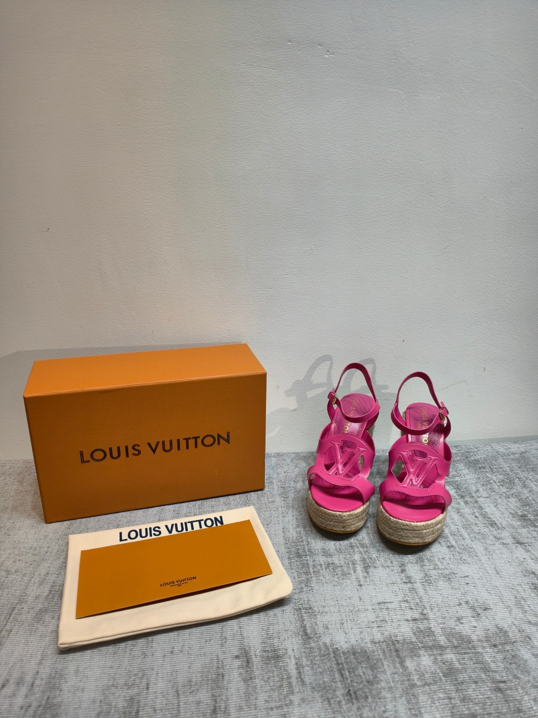 NO:876266,The top version of Lv's latest heel platform sandals. The latest 2026 summer Louis Vuitton/Louis Vuitton women's LV letter hemp rope platform sandals. The Shake open hip design on the back of this V sandal is made of imported calfskin. The bold design color presentation perfectly enhances its modern lines. It is famous for its iconic V-line wide heel and exquisite details with brand letters. Inspired by the iconic opening of the Twist bag, the eternal Louis Vuitton signature elegance  2026 summer must-have for goddesses, the original replica, super comfortable on the feet. Shows the queen's temperament. Upper: Customized cowhide + hollow LOGO craftsmanship. Imported sheepskin lining. Imported sheepskin foot pads. Original open-molded TPR outsole. Heel height 12CM. Standard code 35-42 (custom-made code 41 and 42, non-returnable and non-exchangeable). Comes with original drawer box, sandals, louis vuitton, louis  vuitton,louis vuitton,sandals,cowhide,sheepskin19860909顶级版本 Lv最新恨天高 坡跟水台凉鞋 2026夏季最新款Louis Vuitton/路易威登女款LV字母麻绳底水台凉鞋,此款V家凉鞋背面的Shake开放式臀部设计由进口小牛皮制成,大胆设计的色彩呈现,完美提升其现代线条,以其标志性的V行宽跟和带有品牌字母的精致细节而著称,灵感来自Twist包的标志性开舍,永恒的路易威登签名优雅 2026夏季女神们的夏季必备款, 原版复刻,脚感超舒适.尽显女王气质 鞋面: 定制牛皮+镂空LOGO工艺 内里进口羊皮 垫脚进口羊皮垫脚, 大底原版开模TPR大底 跟高12CM 标准码35-42(41 42码订做 不退不换) 配原版抽屉盒,凉鞋,louis vuitton,louis vuitton,louis vuitton,sandals,cowhide,sheepskin,Women's Shoes