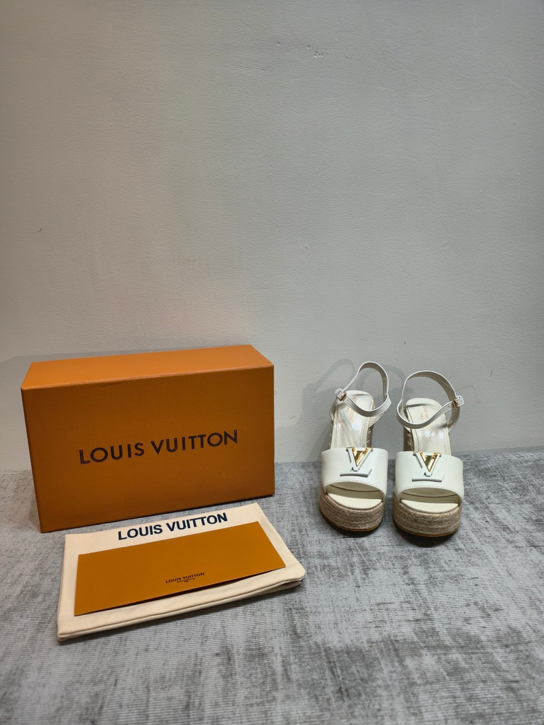 NO:876273,26 styles of LV Mare wedge-heeled sandals are made of raffia, showing exquisite craftsmanship. The uppers are decorated with LV lnifials accessories, the main logo of this series, and are equipped with adjustable elastic straps and decorated with leather trims of the same color. The shoes are equipped with a hemp rope woven waterproof platform, which makes the whole pair of shoes more high-quality. Upper: raffia Lining: foot-padded whole sheepskin Outsole: original hemp rope weave Wedge heel height: 11CM Shoe size:  35-42 (40.41.42 Customized items are non-refundable), sandals, louis vuitton, sandals, sheepskin1986090926款 LV Mare契跟凉鞋以拉菲草制作,展现精致的匠人工艺.鞋面饰有此系列的主要标志LV lnifials配饰,并配备可调整松紧的裹带,同时缀以同色调皮革饰边.鞋款备有麻绳编织防水台,让整双鞋更有品质. 鞋面: 拉菲草 内里:垫脚全羊皮 大底:原版麻绳编制 坡跟跟高:11CM 鞋码: 35-42（ 40.41.42定做不退换）,凉鞋,louis vuitton,sandals,sheepskin,Women's Shoes