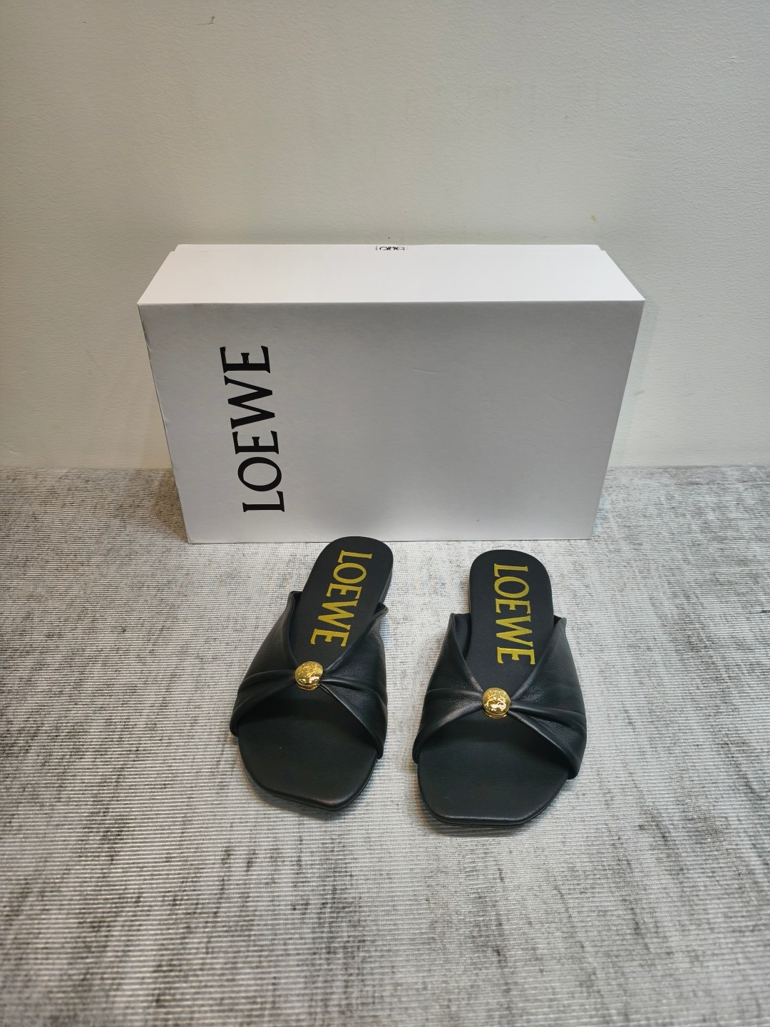 NO:889106,Medium heel/flat heel pleated round buckle slippers Loewe slippers soft and comfortable heel height 4.5cm/flat sole imported lambskin upper/original knitted surface lining: lambskin Italian one-piece outsole loewe super versatile autumn cat heel toe shoes This is comfortable and versatile! Super suitable for wide and high insteps, no running-in period required, and the old color is very special, and there will be no deep crease marks  Recommendation index: loewe soft and comfortable 35 36 37 38 39 40 41 42 (40 41 42 customized code number) equipped with original packaging, slippers, loewe, loewe, slippers, sheepskin19860909中跟/平跟 褶皱 圆扣拖鞋 罗意威 Loewe 拖鞋 柔软舒适 跟高 4.5cm/平底 鞋面进口小羊皮 /原版针织面 内里: 小羊皮 意大利一体成型大底  loewe秋日超百搭 猫跟包头单鞋 这款舒服又百搭! 超级适合宽和高脚背,不需要磨合期,并且做旧色很特别,也不会有很深的褶痕印 推荐指数: loewe 柔美舒适 35 36 37 38 39 40 41 42 （40 41 42 定制码数） 配置原版包装,拖鞋,loewe,loewe,slippers,sheepskin,Women's Shoes