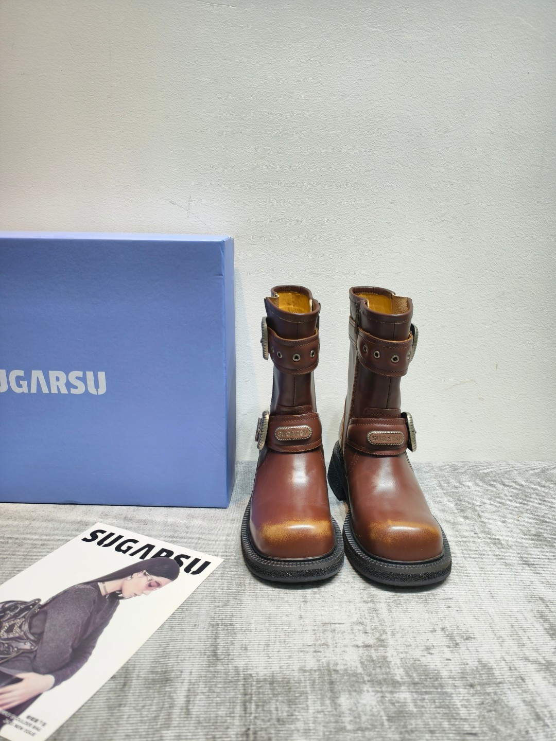 NO:903974,Top quality sugarsu ss26 new arrival～ SUGARSU ｜New autumn and winter knight boots. Retro knight boots that are beyond the circle. Medela has a casual atmosphere. Many celebrity bloggers have the same style. Zhang Yuxi, Dilireba and other personal wear styles. The polished cowhide surface is matched with metal buckles. The wear-resistant velvet thick sole increases the height without being heavy. Sisters, wear sugarsu boots in autumn and winter and hit the streets together!  Absolutely amazing~ Imported cowhide leather upper, sheepskin lining, rubber wear-resistant velvet foam outsole, 5cm high heel, Size 35-39 (40 made to order, non-returnable), boots, boots, cowhide, sheepskin19860909顶级品质 sugarsu ss26 new arrival～ SUGARSU ｜秋冬骑士靴新品 超出圈的复古骑士靴,美德拉随性氛围拉满 众多明星博主同款 张予曦 迪丽热巴等私服穿搭 擦色牛皮面搭配金属扣饰,耐磨绒厚底增高不重, 姐妹们秋冬穿sugarsu靴一起炸街去吧！太绝了～ 鞋面进口牛皮擦色 羊皮内里 橡胶耐磨绒发泡大底跟高5cm Size35-39（40订做不退换）,靴子,boots,cowhide,sheepskin,Women's Shoes