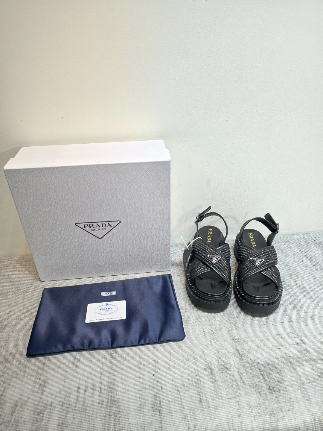 NO:903968,The latest PRADA 2026 sporty style and fine woven details define this sandal, characterized by a platform with a lightweight design. The iconic triangle logo in enameled metal adds a signature element to this versatile shoe with a unique style. Upper with heel strap and metal buckle Enameled triangle logo in metal Integrated sole, 55 mm, with sole pattern and logo Zigzag effect double welt Original packaging  Size: 36-42, sandals, prada, sandals198609092026最新款PRADA运动风格和精致编织工艺细节定义了此款凉鞋,其特点是轻便设计的厚底.标志性的涂珐琅金属三角形徽标为此款风格独特的多功能鞋履增添了标志性元素. 鞋面配鞋跟带和金属搭扣 涂珐琅三角形金属徽标 一体式鞋底,55毫米,带鞋底花纹和徽标 锯齿效果双层沿条 原版包装 码数:36-42,凉鞋,prada,sandals,Women's Shoes