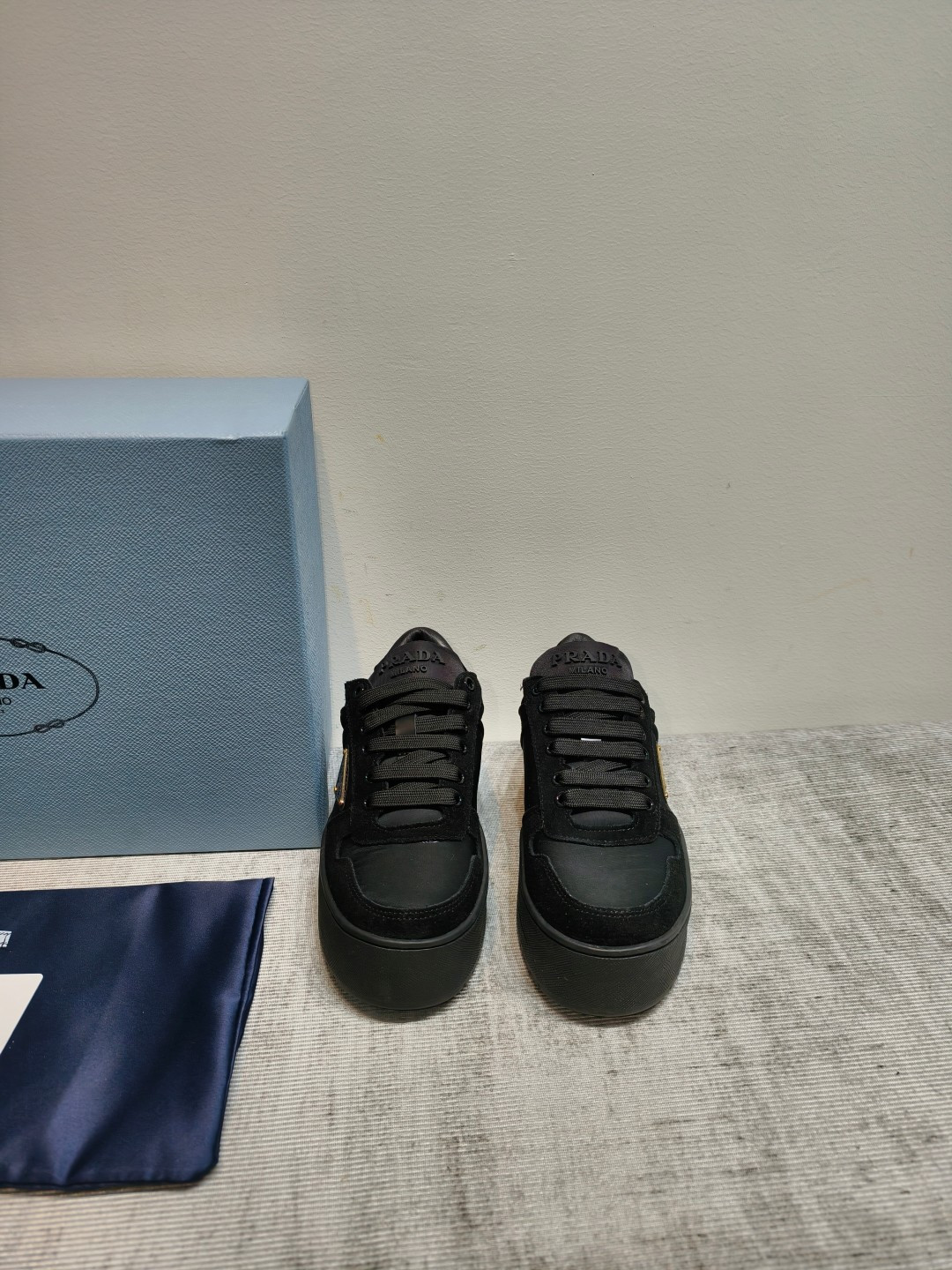 NO:903962,Batch Prada Court series·Triangle logo thick-soled sneakers·Color-block sneakers Who can refuse a pair of Prada triangle logo sneakers with its own atmosphere? The Court series is Prada's popular casual line in recent years, which balances the retro sports style and light luxury just right. The classic triangle metal logo is low-key and not exaggerated, and can be used for commuting/dating/shopping. Suede + cowhide + nylon cloth splicing, the fabric is soft and waxy, and the texture is much better than ordinary sneakers  4.5cm distressed thick soles, quietly elongating the leg lines, good news for small people, walking is not tiring at all, size 35-39 (customized at 40.41), casual shoes/sports shoes, prada, prada, sneakers, cowhide, chamois leather19860909批 Prada Court系列·三角标厚底运动鞋·拼色板鞋 谁能拒绝一双自带氛围感的Prada三角标板鞋 Court系列是普拉达近年大火的休闲线,把复古运动风和轻奢感平衡得恰到好处 经典三角金属标,低调不浮夸,通勤/约会/逛街都能hold住 麂皮+牛皮+尼龙布拼接,面料软糯,质感甩开普通板鞋一大截 4.5cm做旧厚底,悄悄拉长腿部线条,小个子福音,走路完全不累脚 size35-39（40.41定做）,休闲鞋/运动鞋,prada,prada,sneakers,cowhide,chamois leather,Women's Shoes